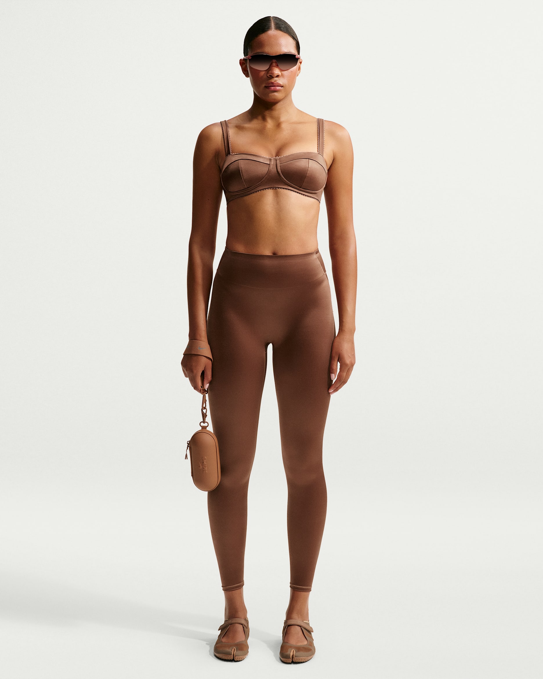 NikeSKIMS Satin Shine Leggings mit hohem Bund (66 cm, Damen) - NSKM Carob Brown