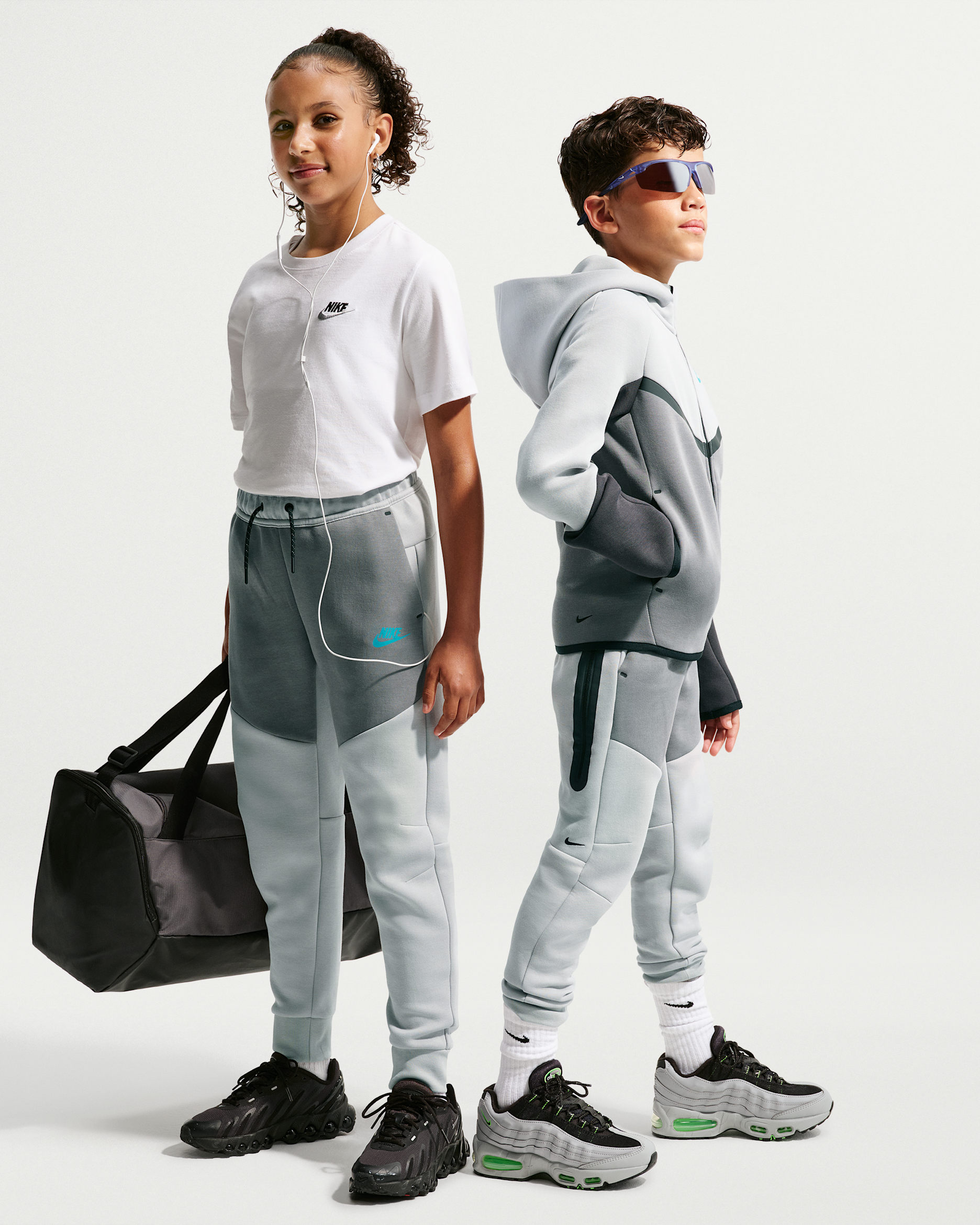 Nike Sportswear Tech Fleece Older Kids' Joggers - Wolf Grey/Smoke Grey/Black/Energy
