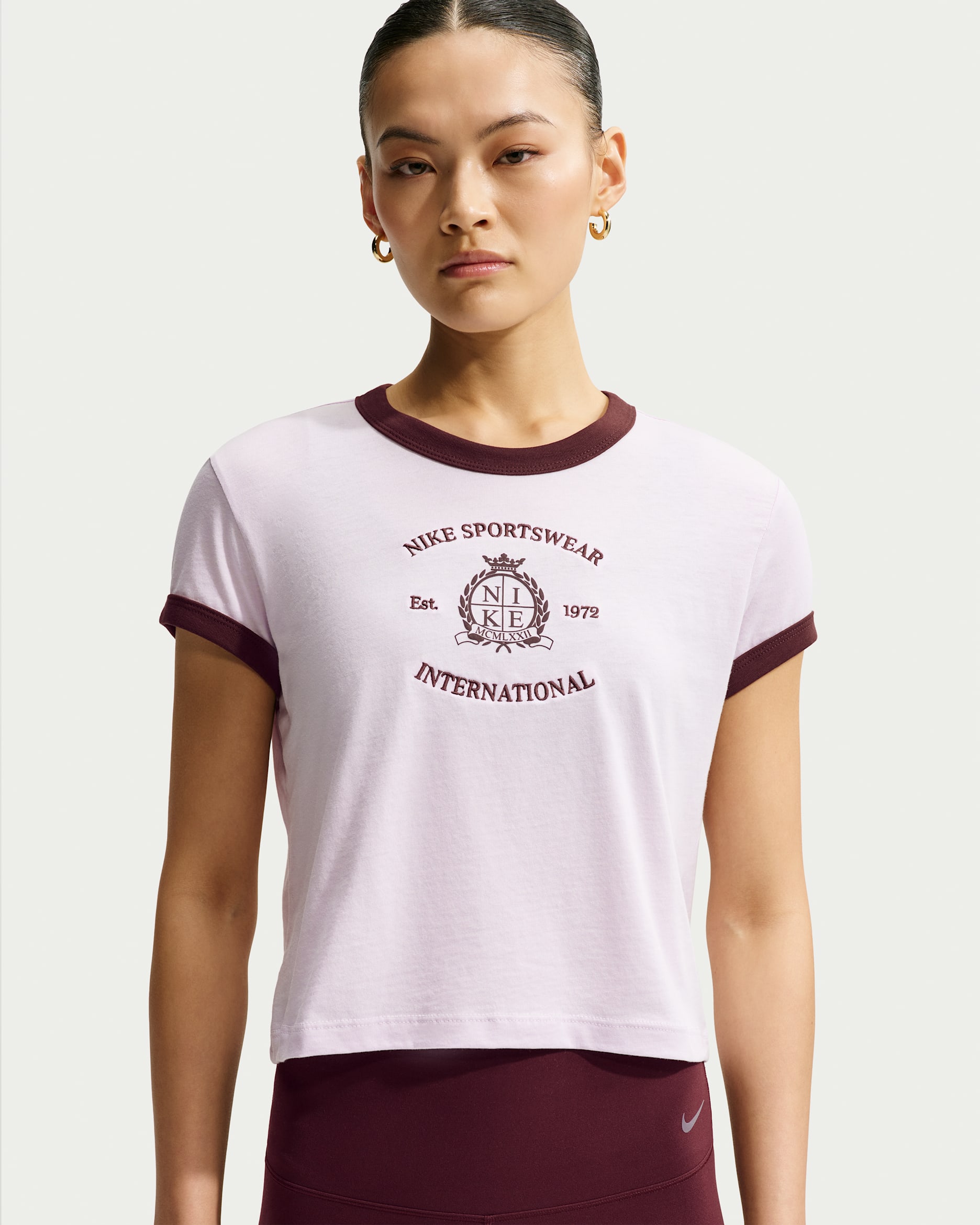 ナイキ スポーツウェア ウィメンズ リンガー Tシャツ - ブリーチドライラック/ミスティックデイツ