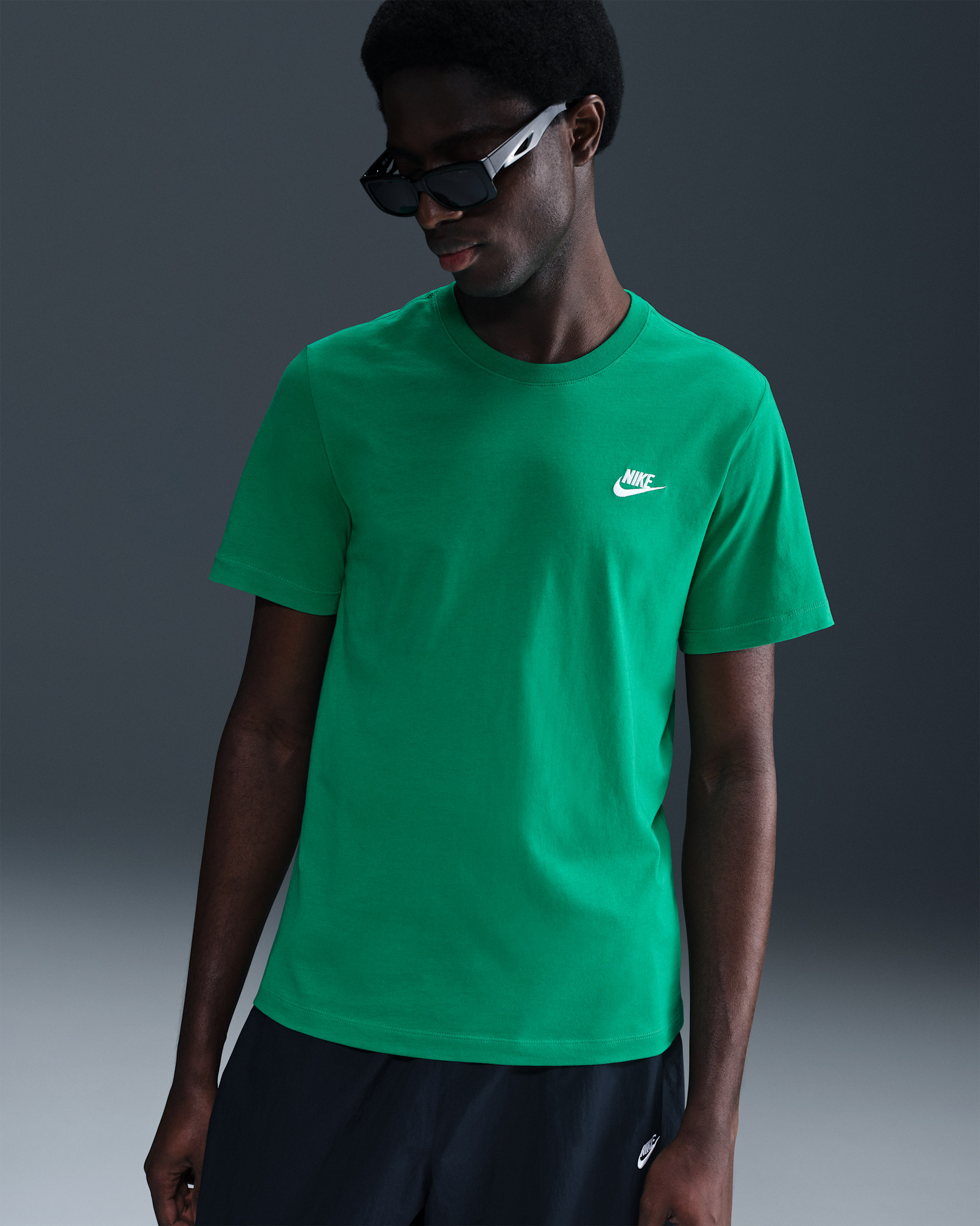 Nike Sportswear Club Men's T-Shirt - Stadium Green