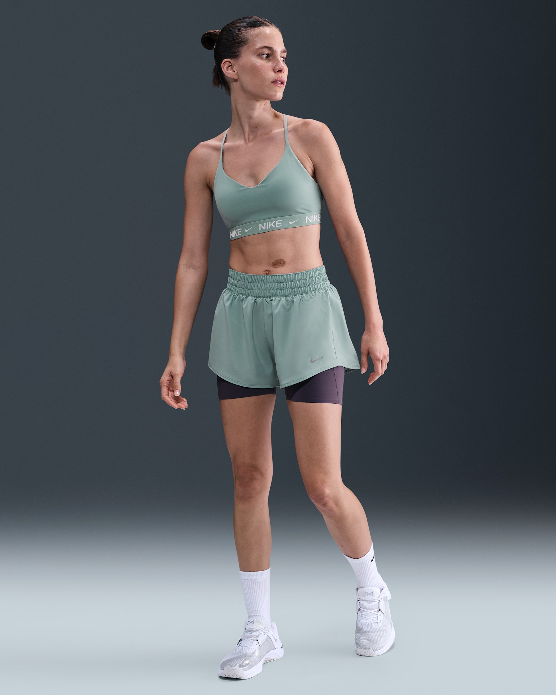 Shorts con forro de ropa interior Dri-FIT de tiro medio de 8 cm para mujer Nike One - Cañón/Blanco