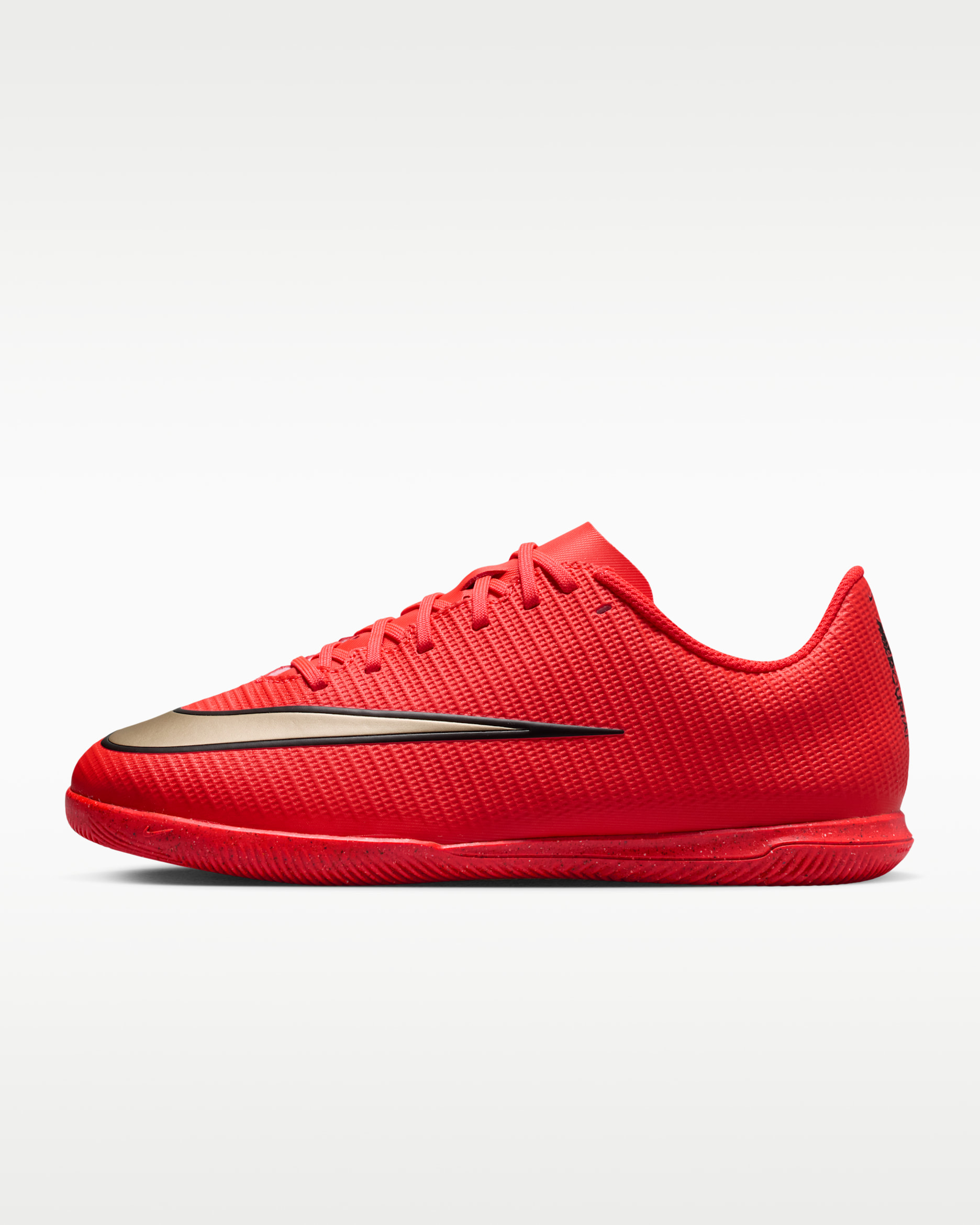 Tacos de futbol para cancha cubierta de corte low para niños grandes Nike Jr. Mercurial Vapor 17 Club - Carmesí brillante/Difuso