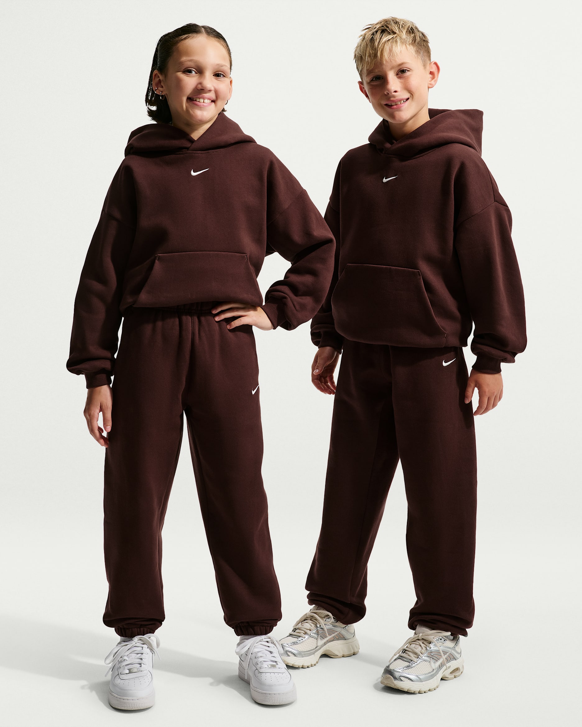 Pants de tejido Fleece con dobladillo para niños Nike Solo Swoosh - Dátil místico/Vela