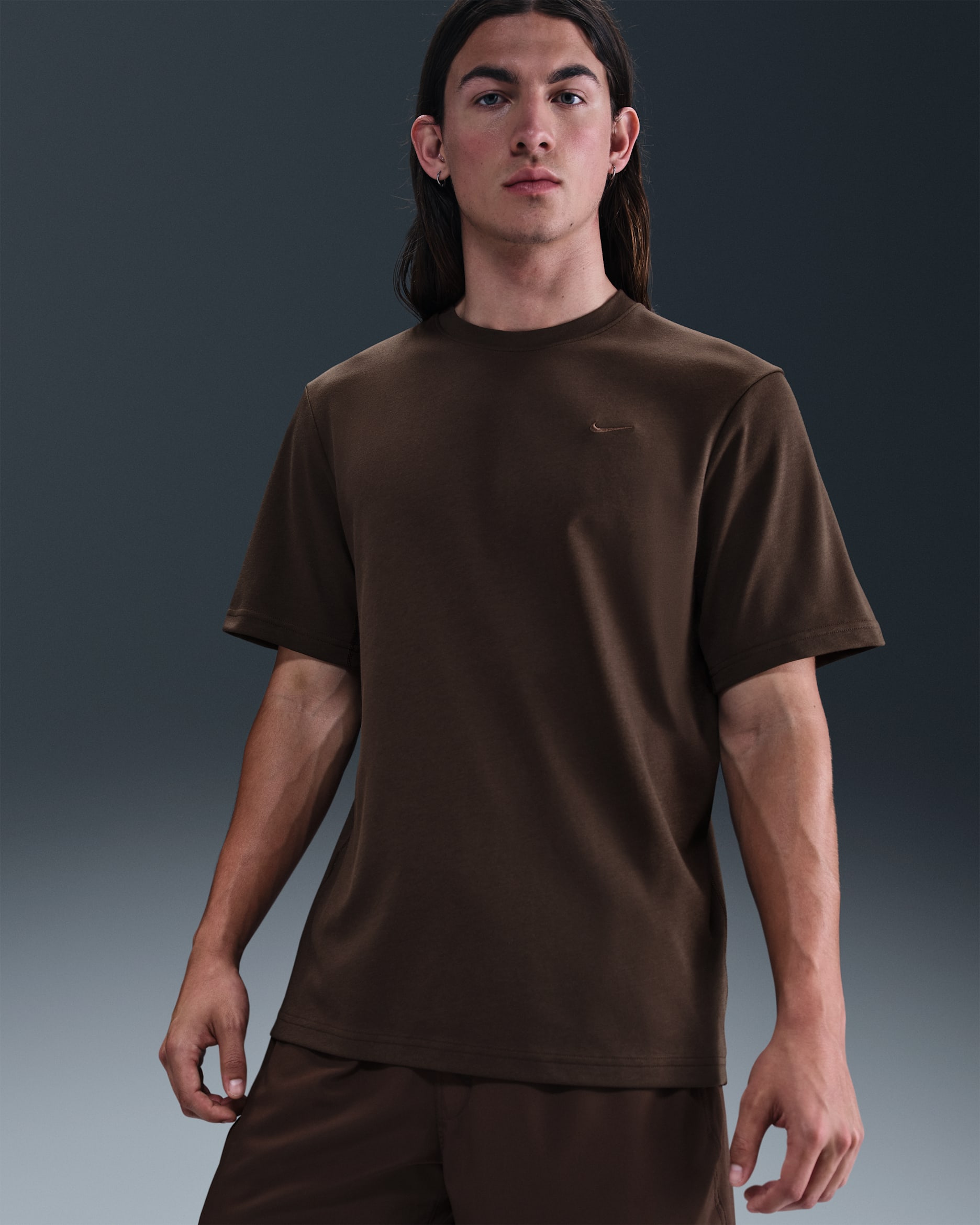 Nike Primary vielseitiges Nike Dri-FIT Kurzarm-Oberteil für Herren - Baroque Brown/Baroque Brown