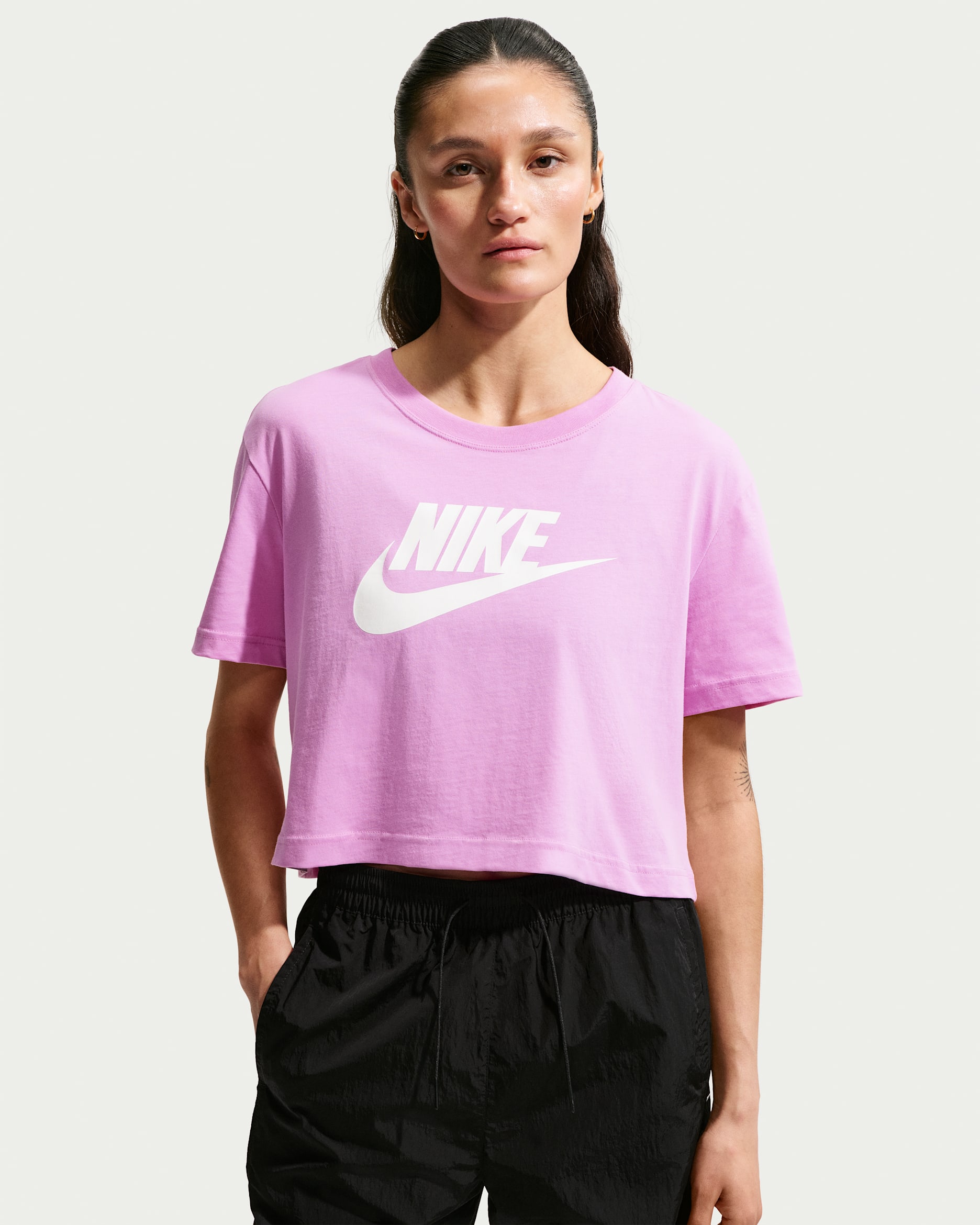Playera cropped con logotipo para mujer Nike Sportswear Essential - Magenta claro/Blanco