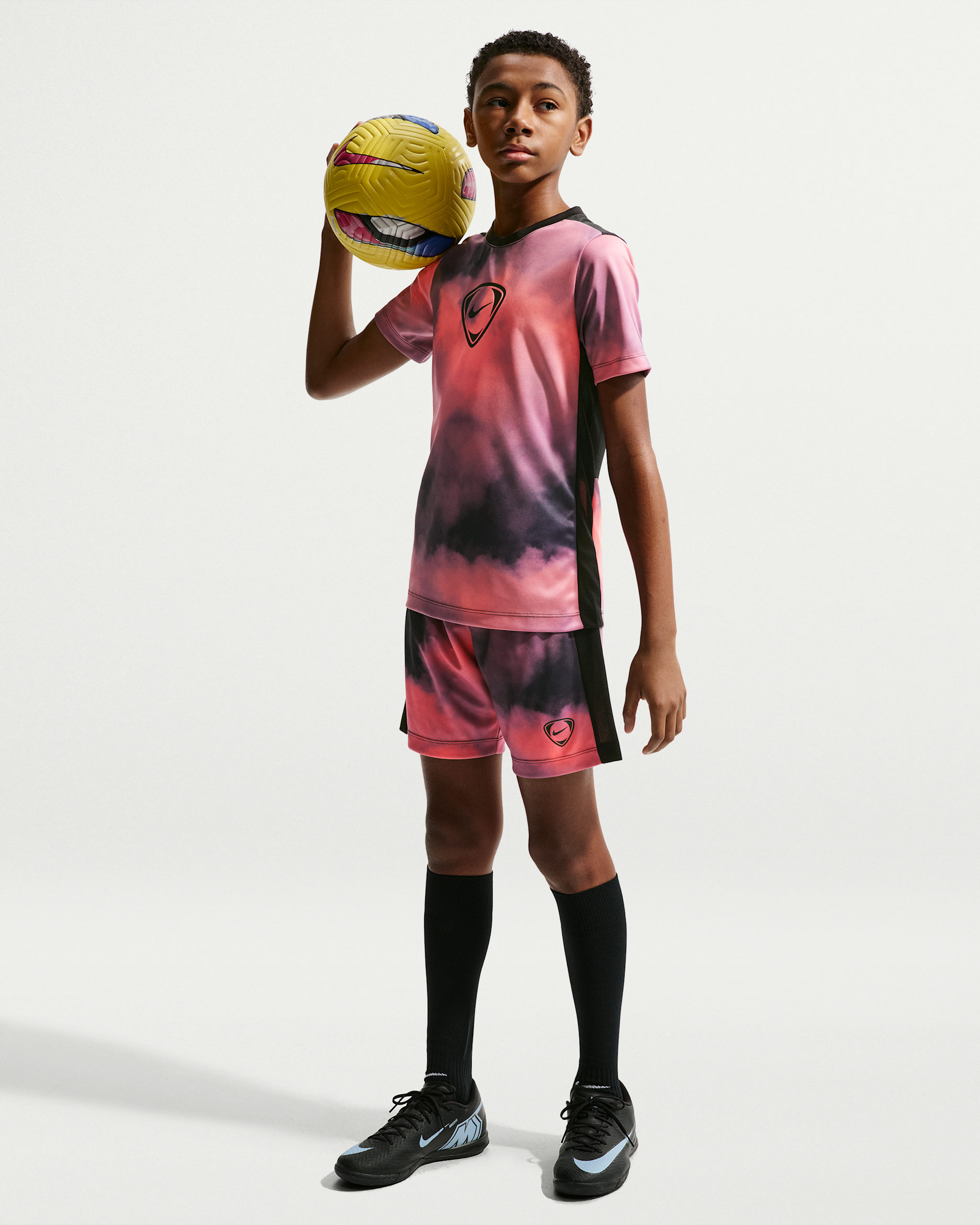Nike Academy+ Dri-FIT futballrövidnadrág nagyobb gyerekeknek - Hot Lava/Fekete/Fekete