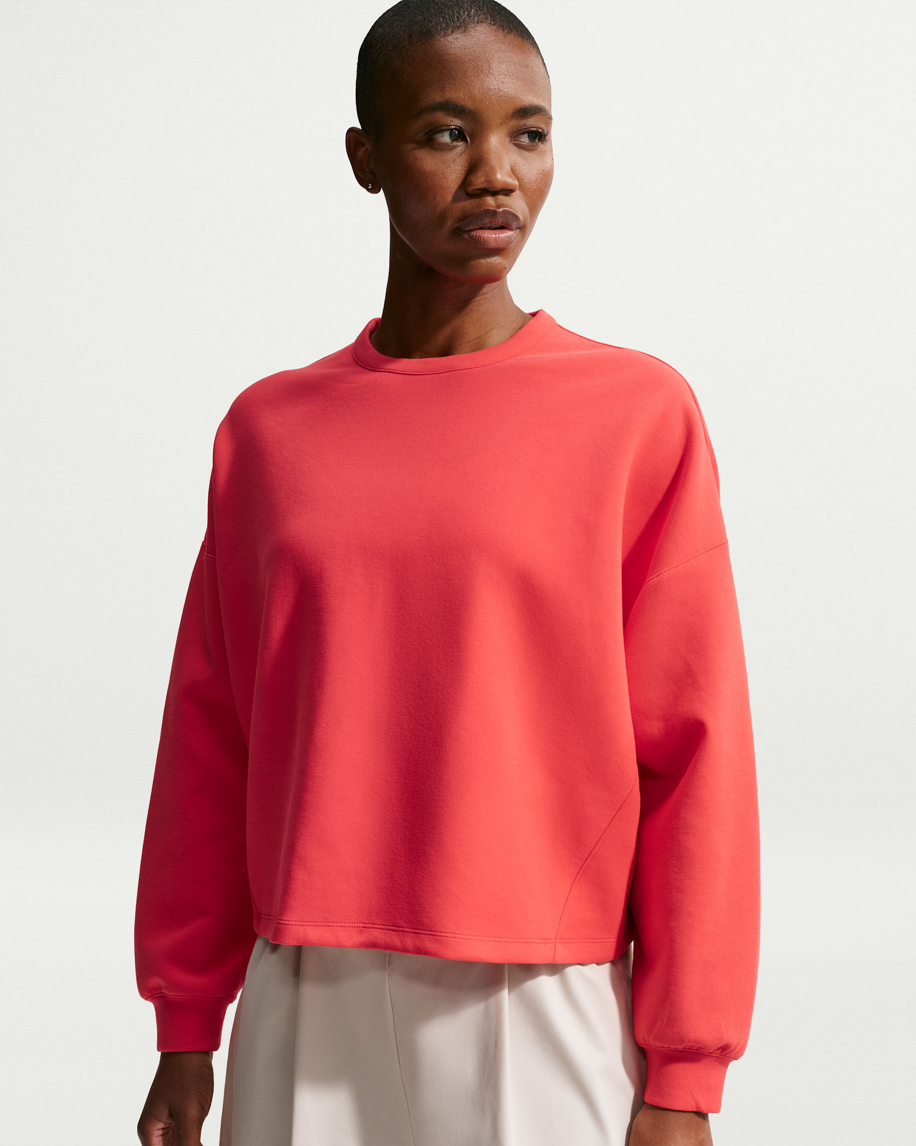 Playera Dri-FIT oversized de cuello redondo para mujer Nike 24.7 ImpossiblySoft - Carmesí claro/Rojo universitario