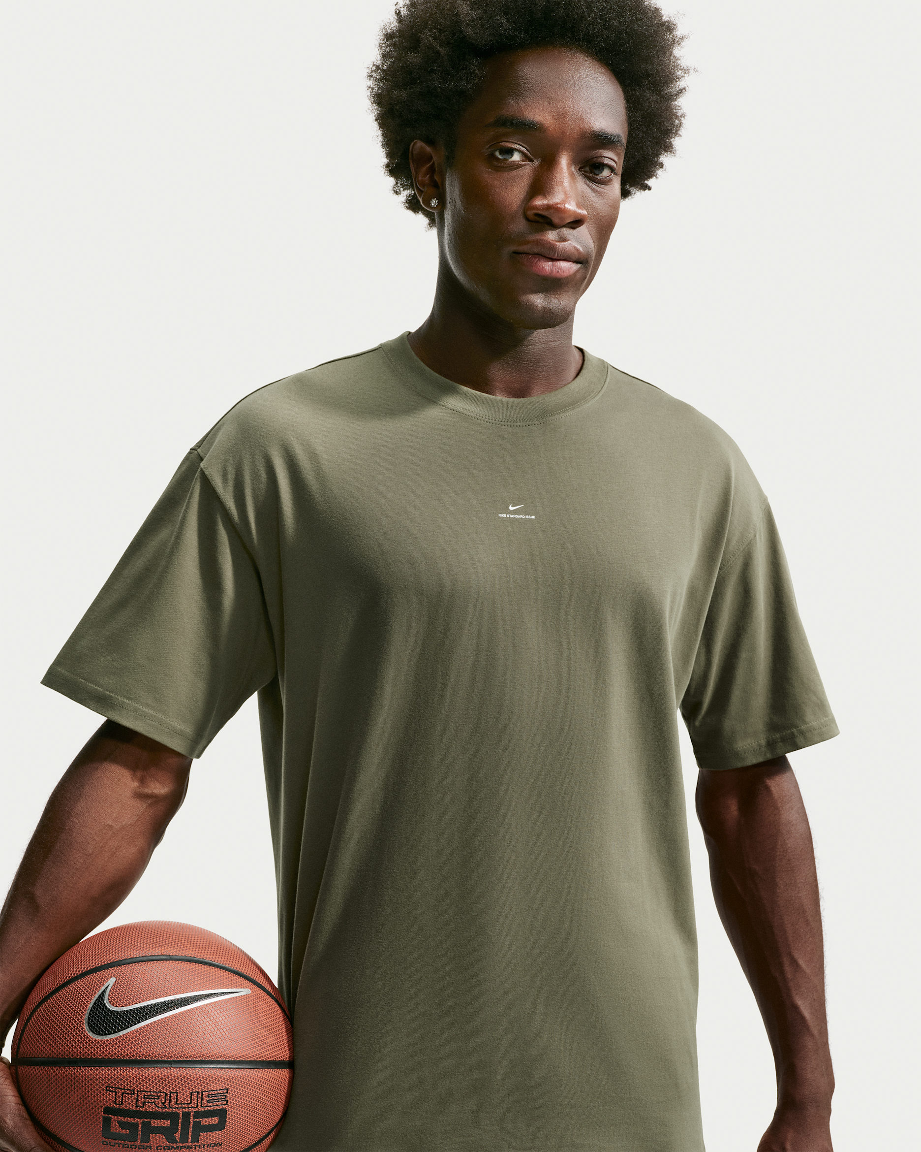 Nike Standard Issue Dri-FIT-basketball-T-shirt til mænd - Medium Olive/Pale Ivory