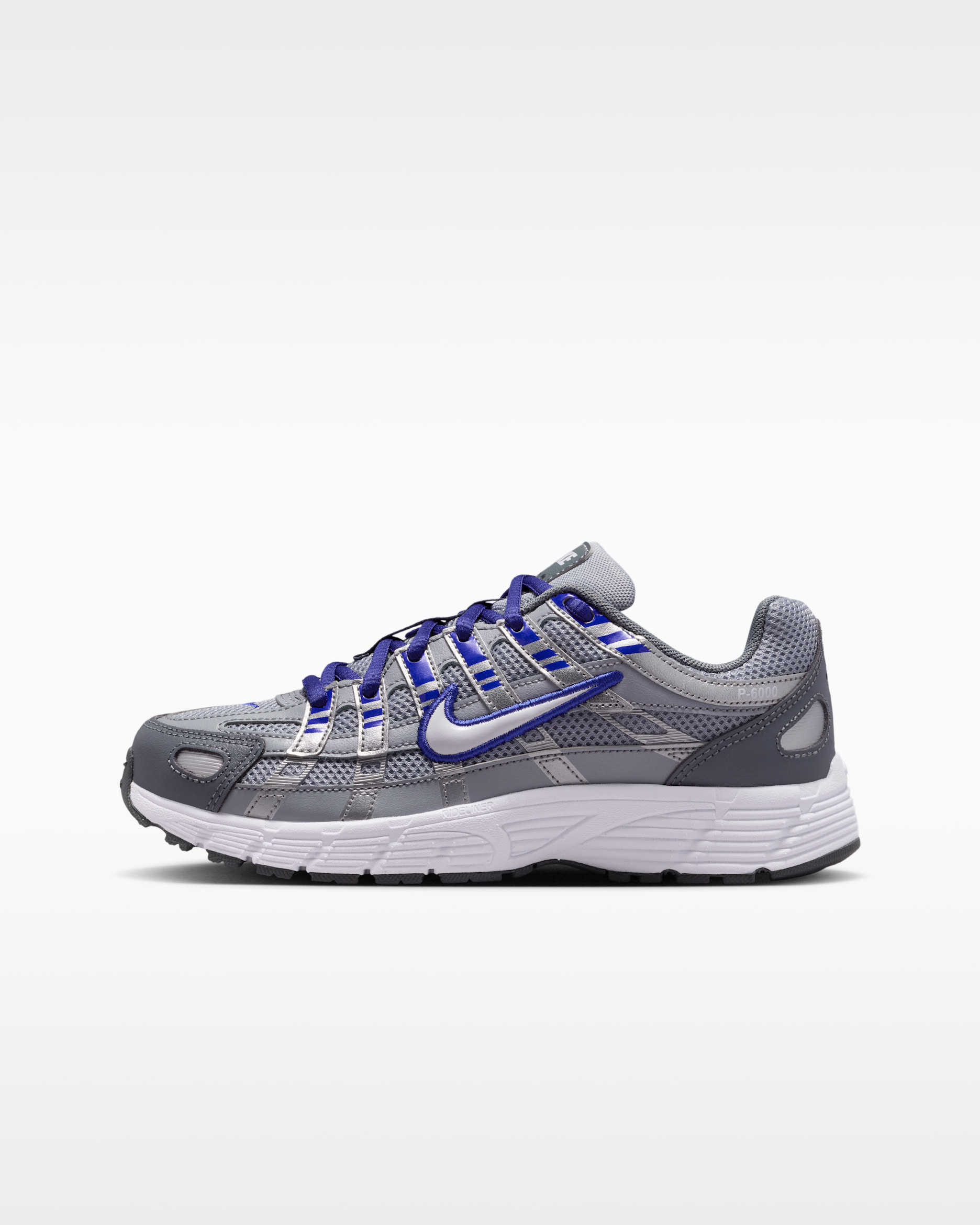 Scarpa Nike P-6000 – Ragazzo/a - Wolf Grey/Deep Night/Argento metallizzato/Bianco