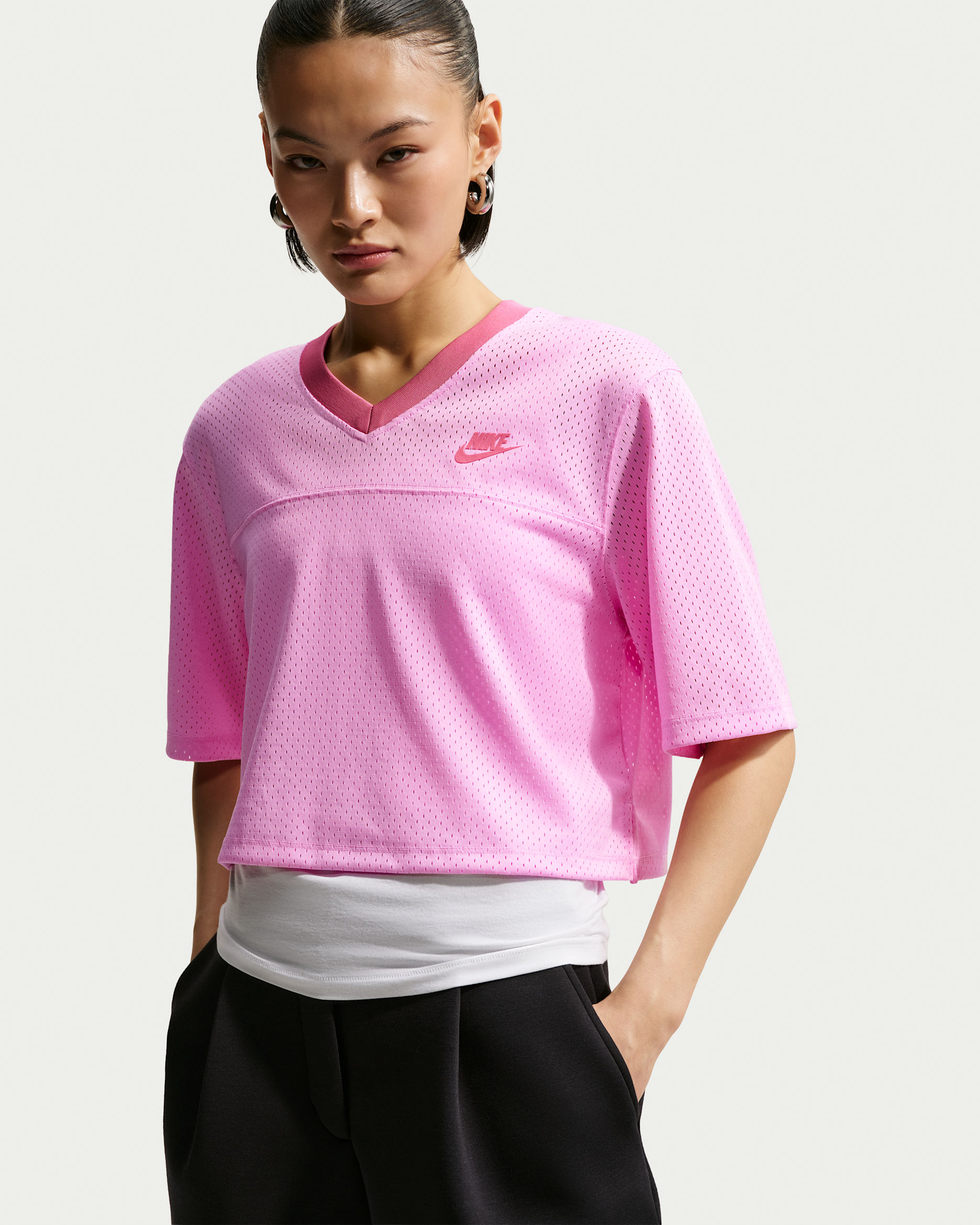เสื้อแข่งผ้าตาข่ายเอวลอยทรงโอเวอร์ไซส์ผู้หญิง Heritage Nike Sportswear - Pink Rise/Peony/Peony