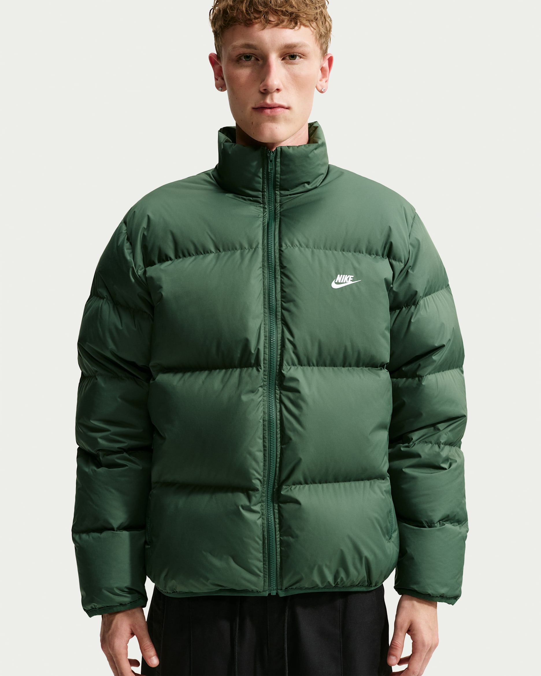 Pufferjacka Nike Sportswear ClubTherma-FIT för män - Fir/Vit