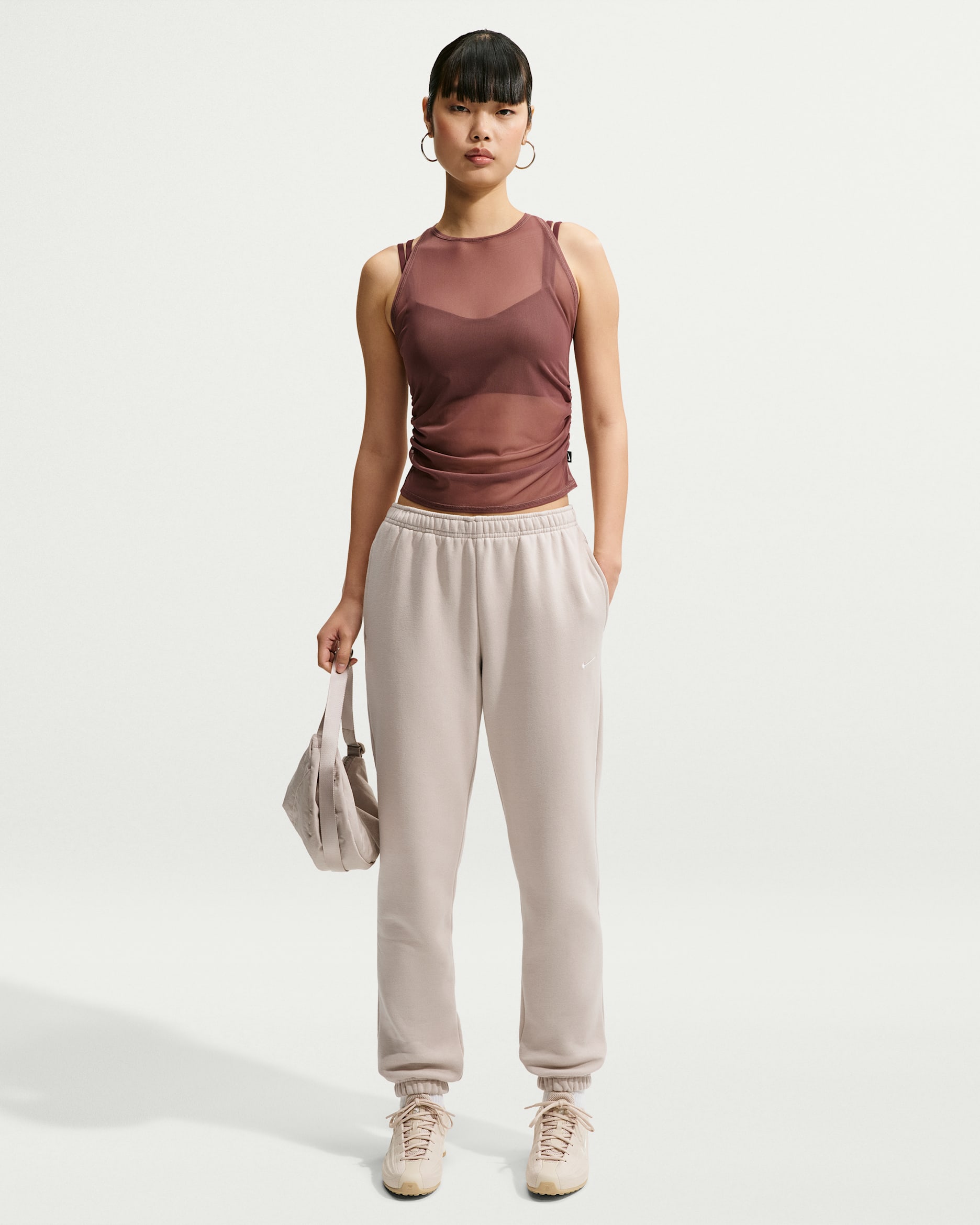 Nike Studio Fleece mellomtykk bukse med middels høy midje og mansjetter til dame - Cream II/Sail
