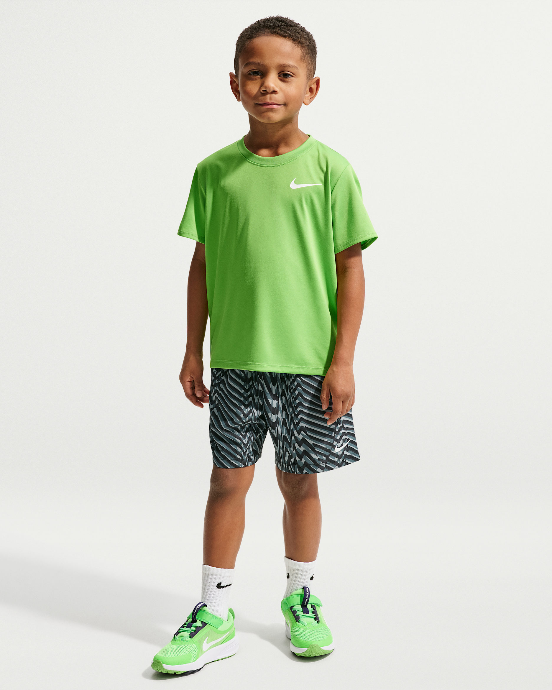 Shorts de tejido Woven Dri-FIT para niños talla pequeña Nike Bold Move - Negro
