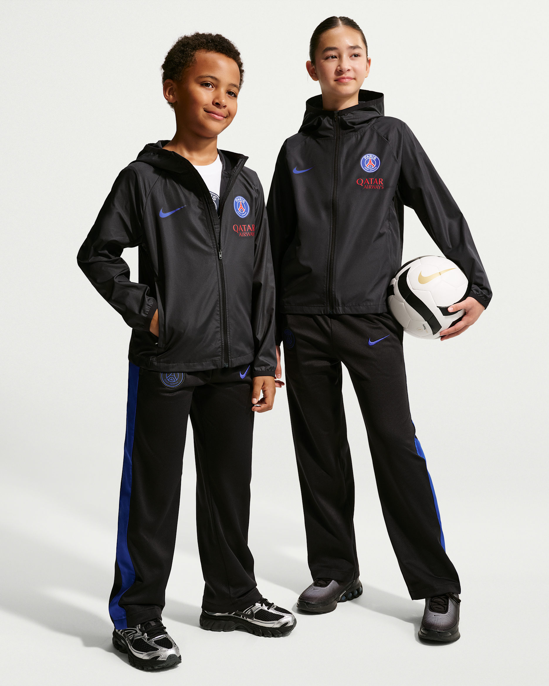 Paris Saint-Germain Academy Pro Older Kids' Nike Storm-FIT Football Hooded Rain Jacket - Black/Old Royal