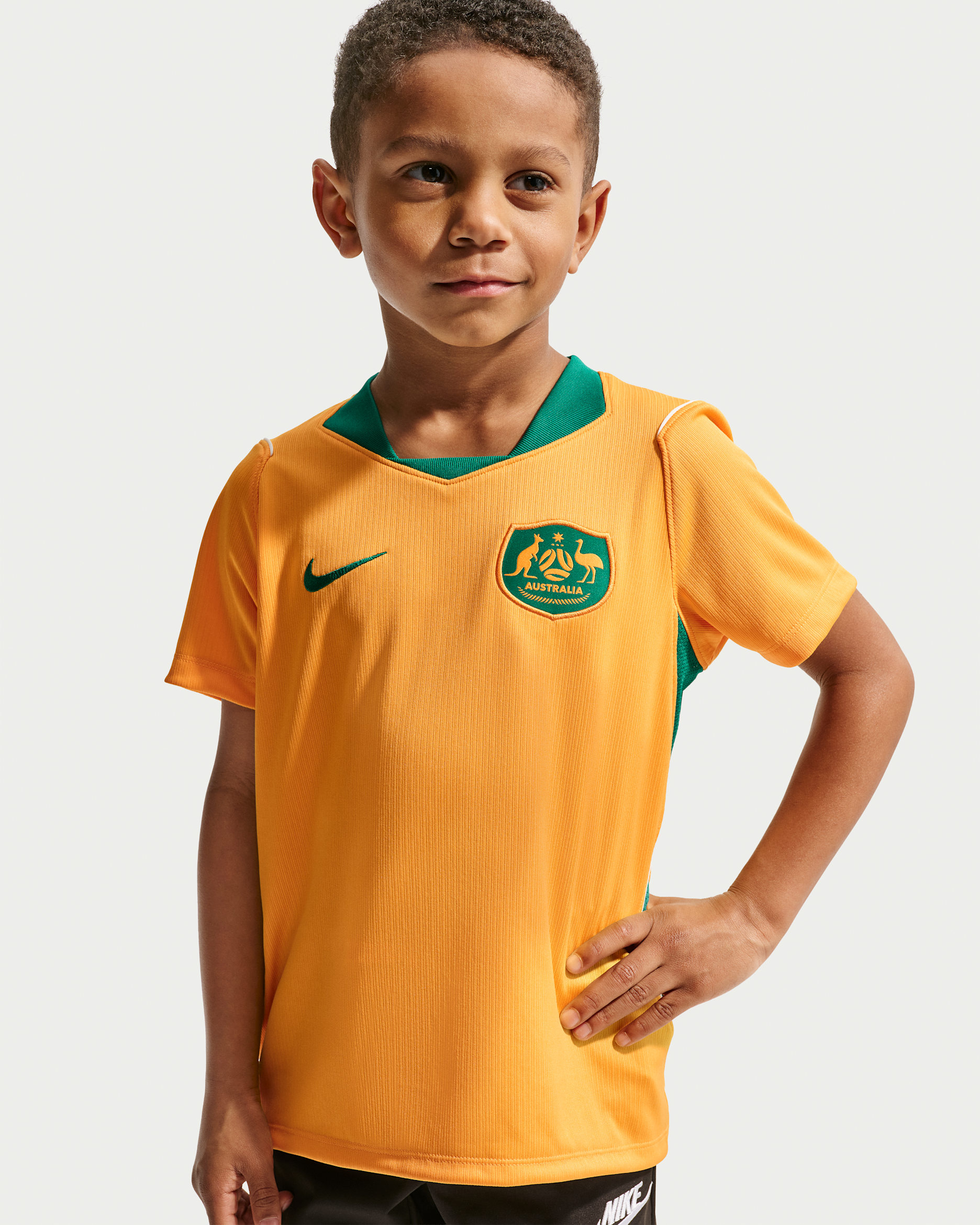Australia 2026 Stadium Home Younger Kids' Nike Dri-FIT Football Jersey - Sport Gold/Mystic Green/Sail/Mystic Green