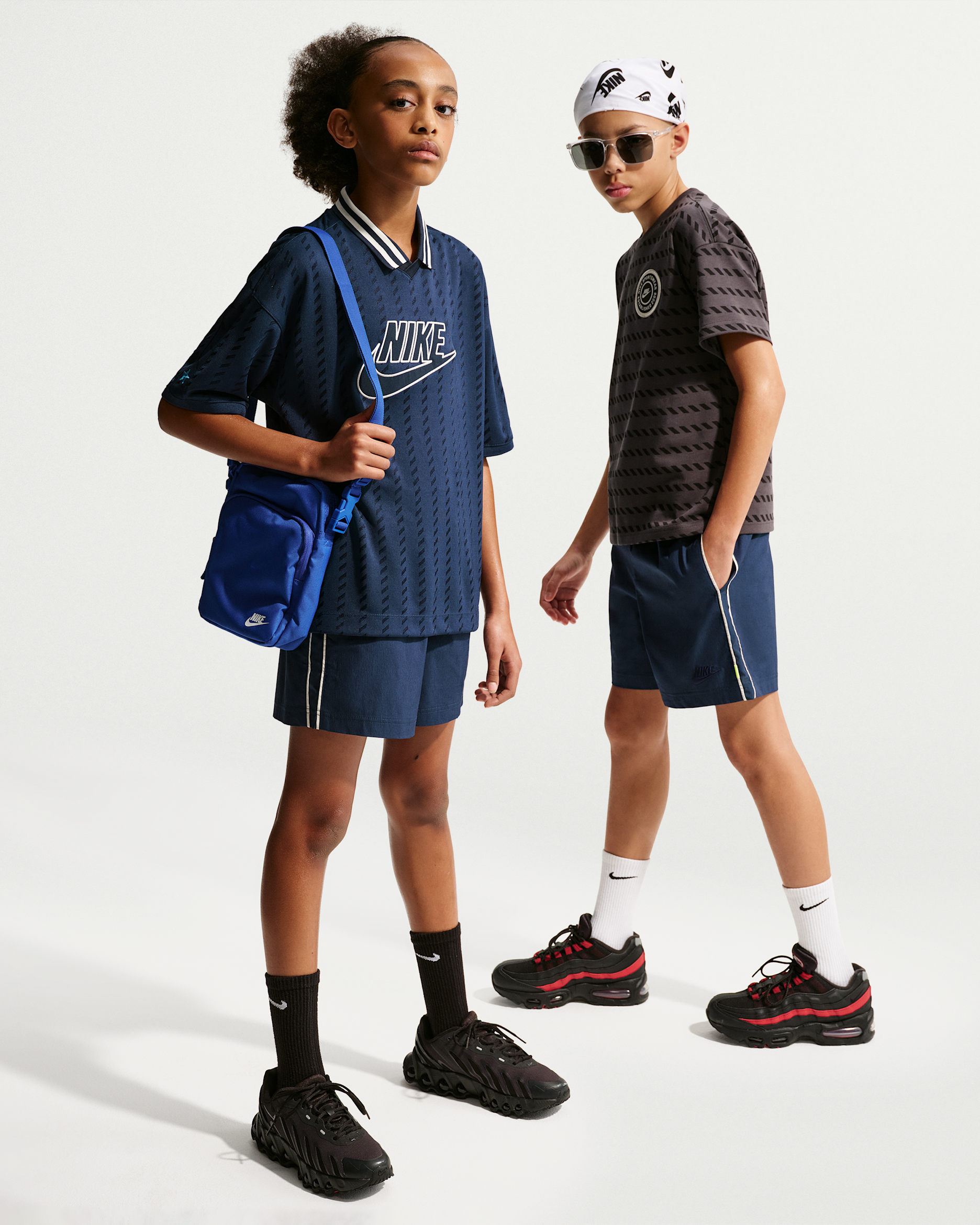 Nike Sportswear Older Kids' Woven Shorts - Midnight Navy/Midnight Navy/Soft Pearl/Midnight Navy
