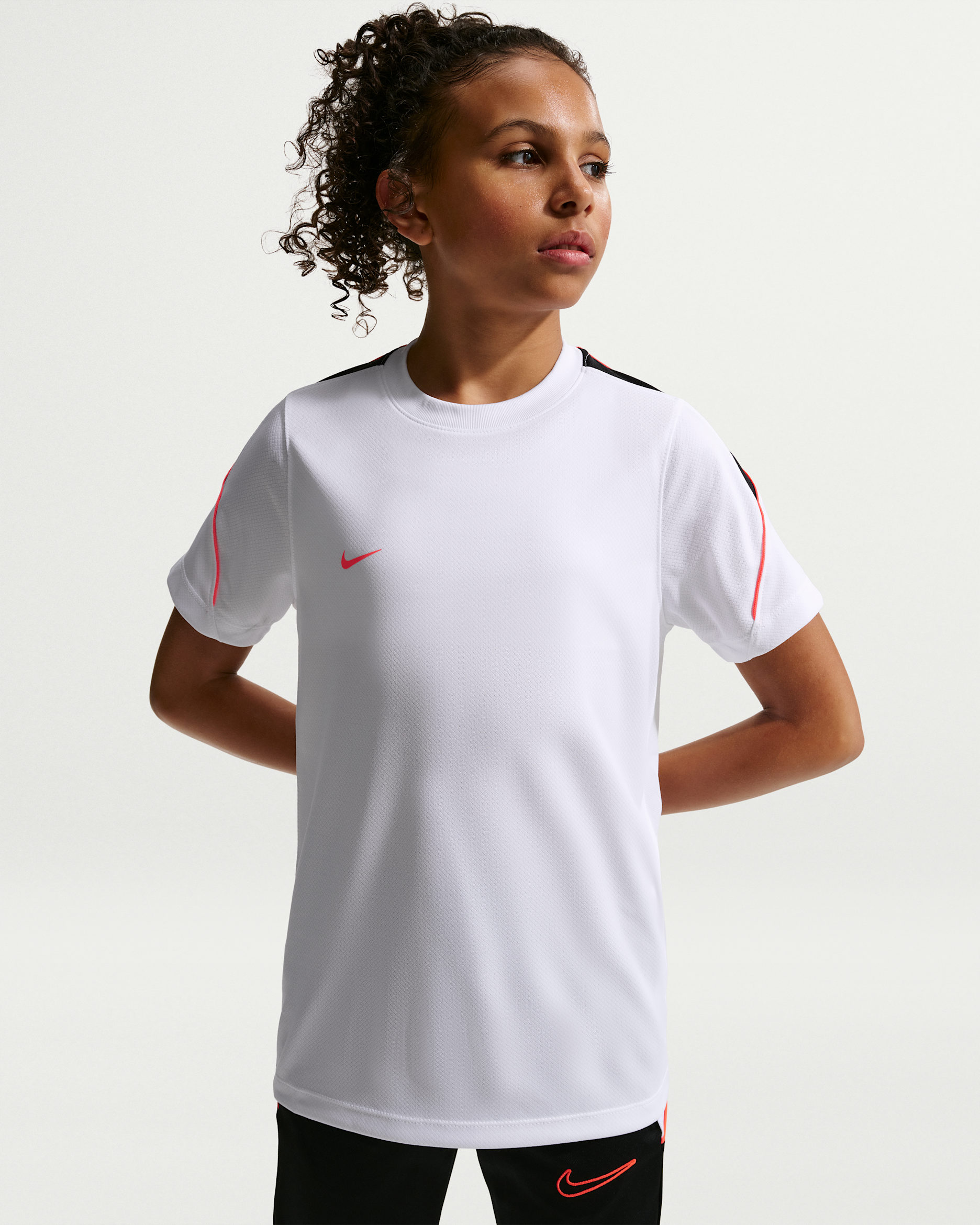 Haut de foot à manches courtes Dri-FIT Nike Strike pour ado - Blanc/Noir/Hot Punch/Hot Punch