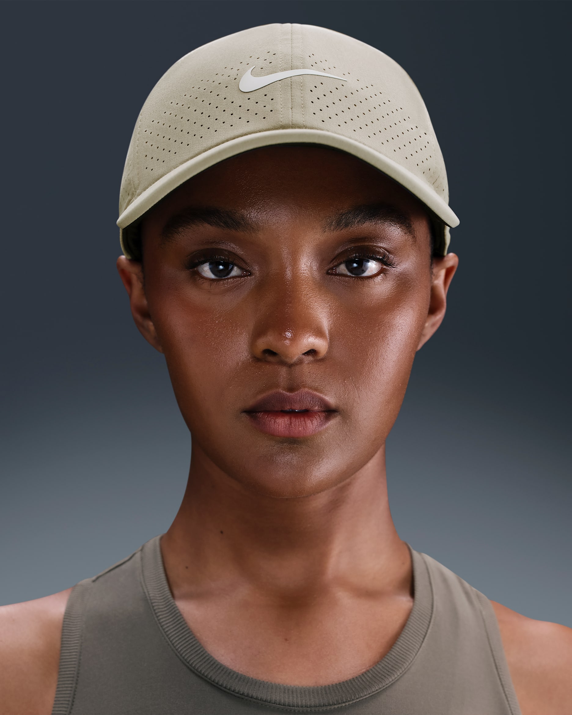 Nike Dri-FIT ADV Club ongestructureerde tennispet - Desert Khaki/Wit
