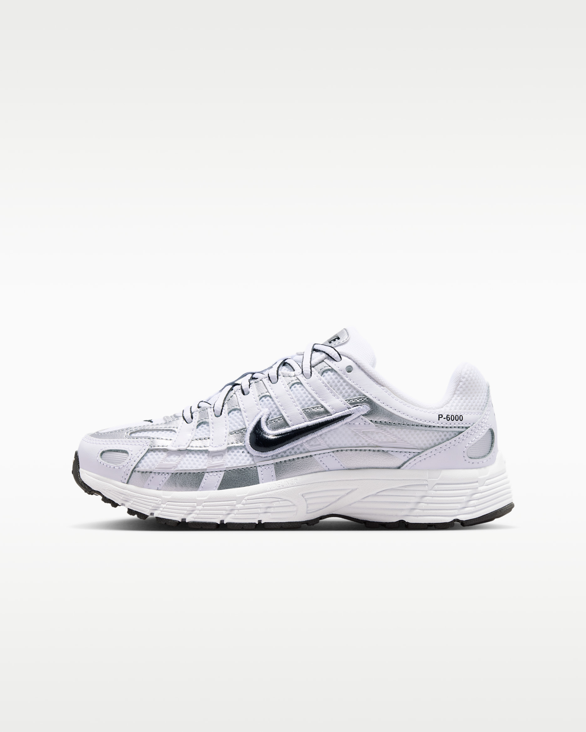 Sapatilhas Nike P-6000 Júnior - Branco/Prateado metalizado/Preto