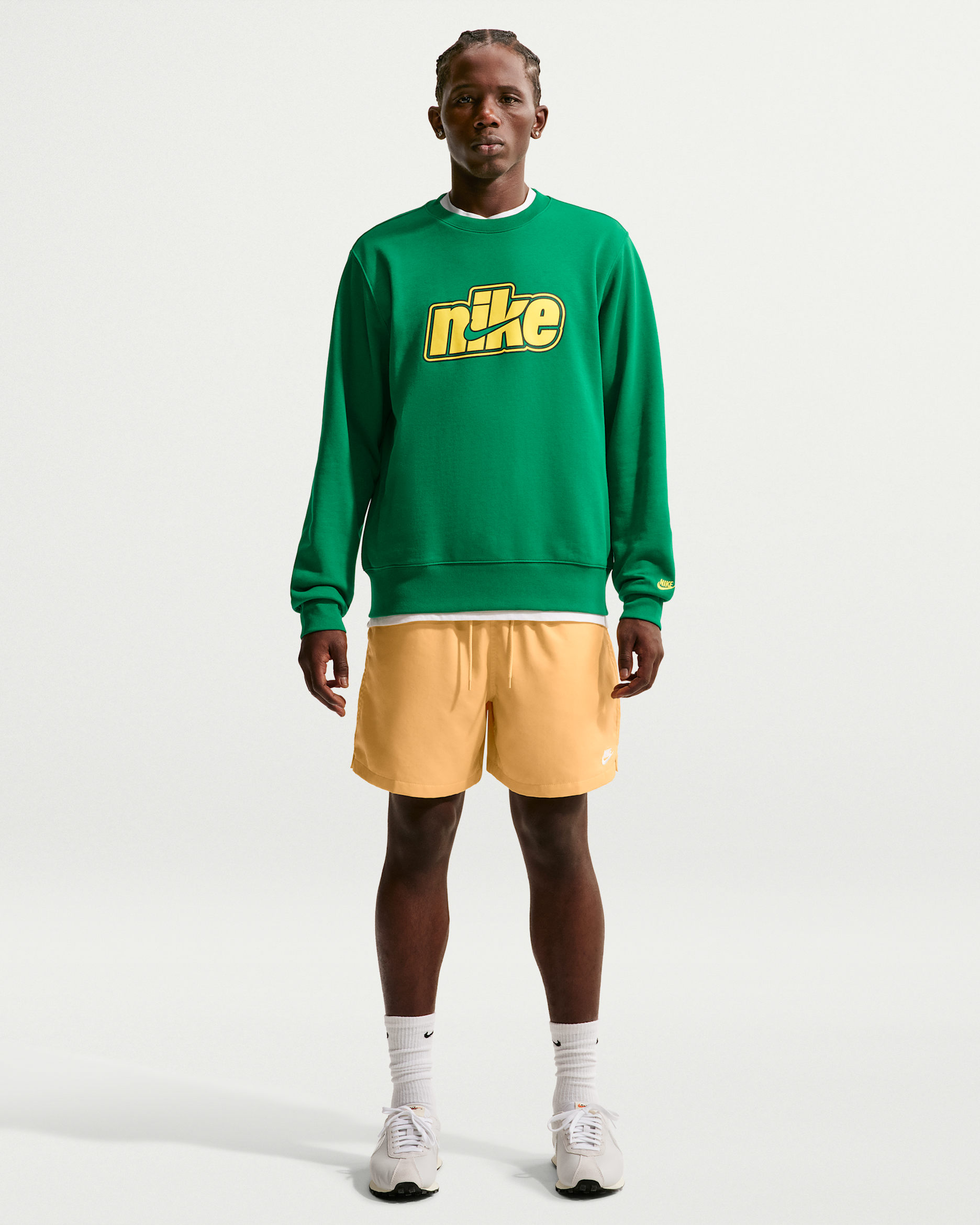 Męskie luźne spodenki z tkaniny Nike Club - Topaz Gold/Biel