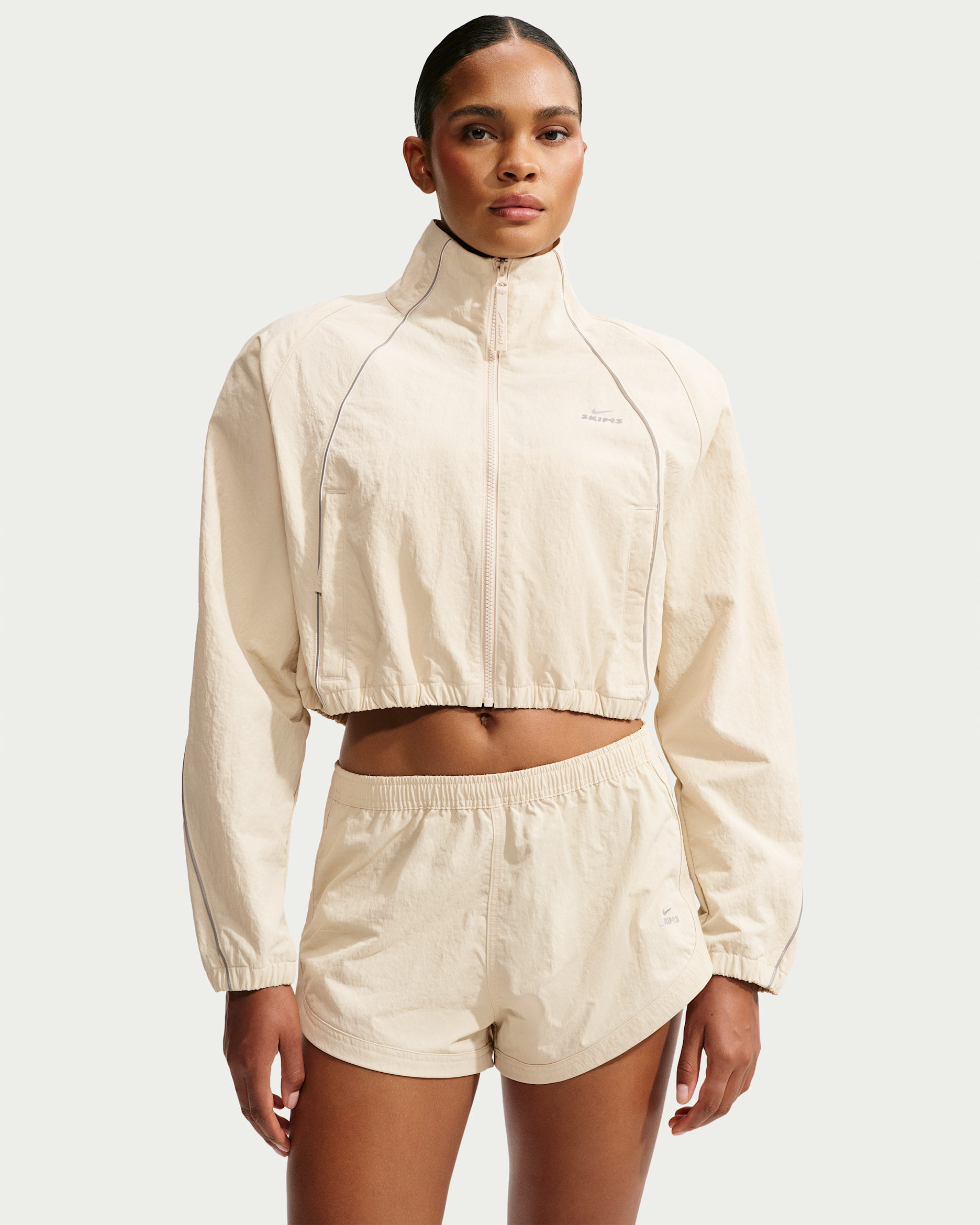 NikeSKIMS Crunchy avkortet damejakke i nylon - NSKM Parchment