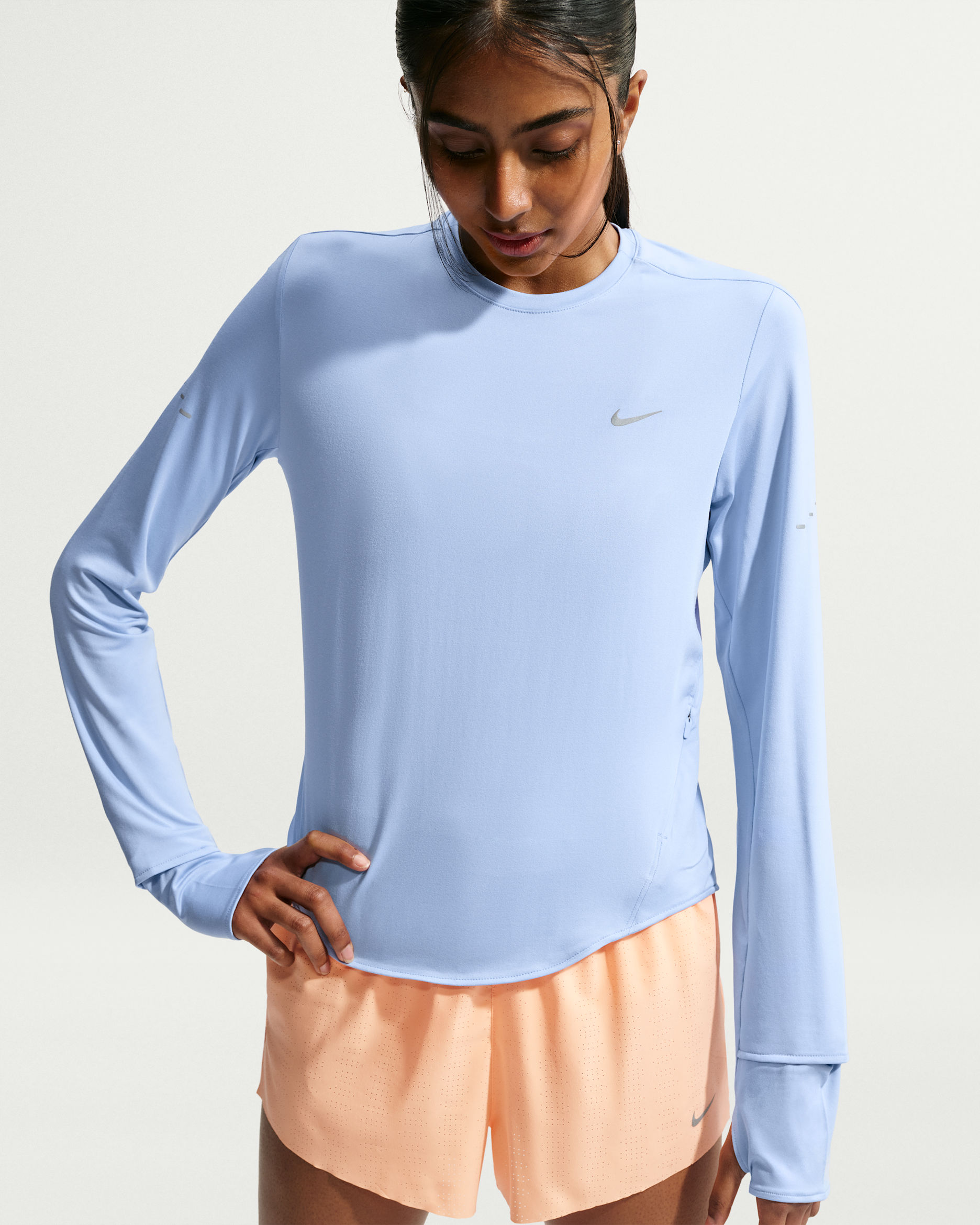 Playera de correr de manga larga de cuello redondo Dri-FIT UV para mujer Nike Swift - Aluminio