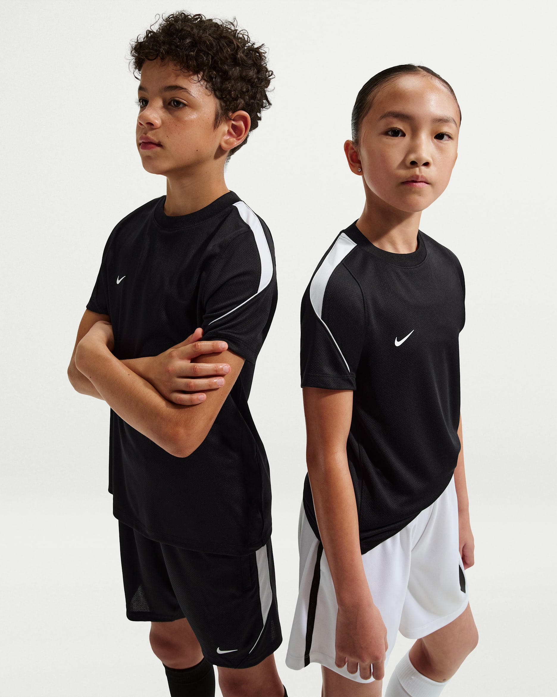 Ποδοσφαιρική κοντομάνικη μπλούζα Nike Dri-FIT Strike για μεγάλα παιδιά - Μαύρο/Λευκό/Λευκό/Λευκό
