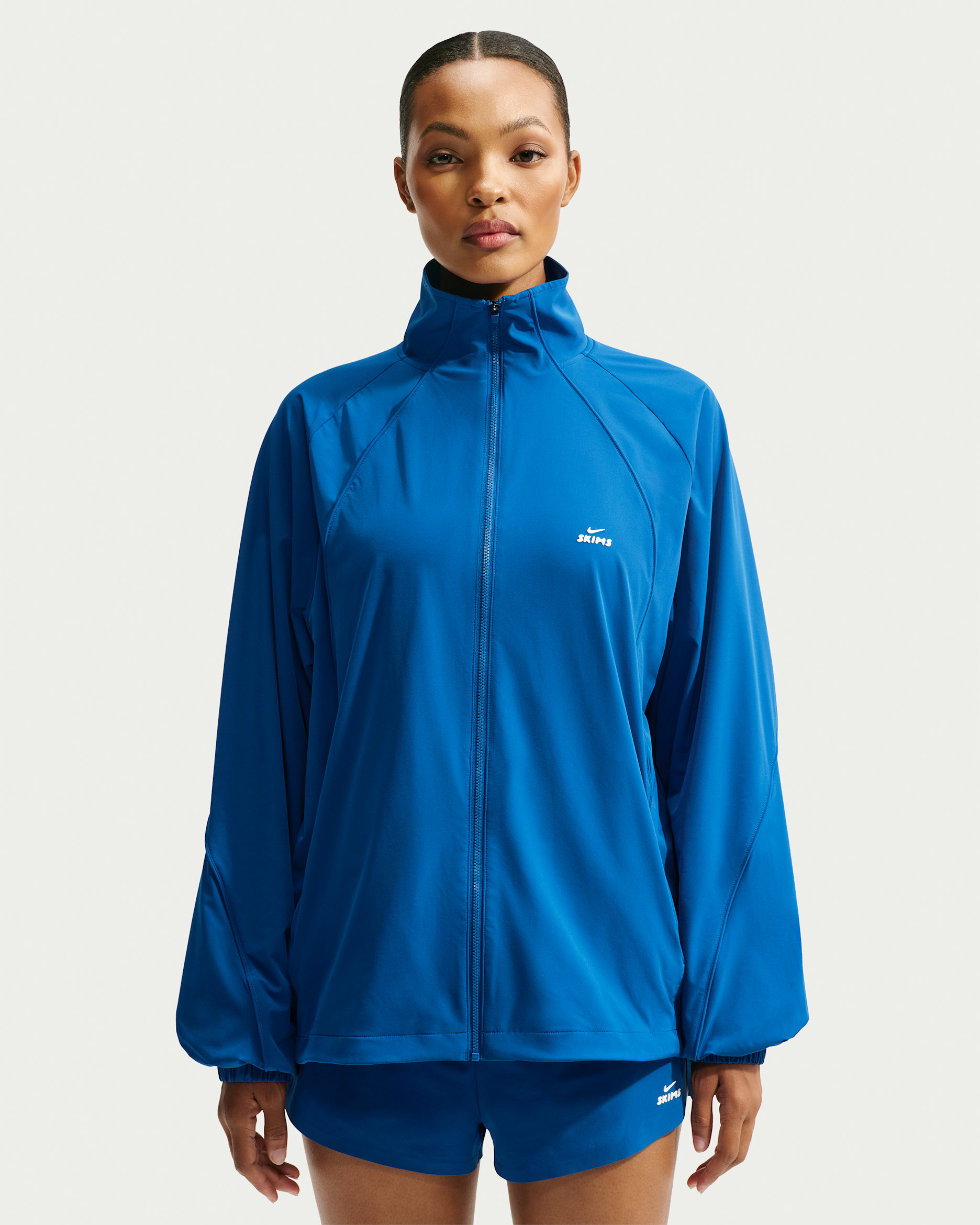 Chamarra oversized para mujer NikeSKIMS Stretch Nylon - NSKM Cobalt