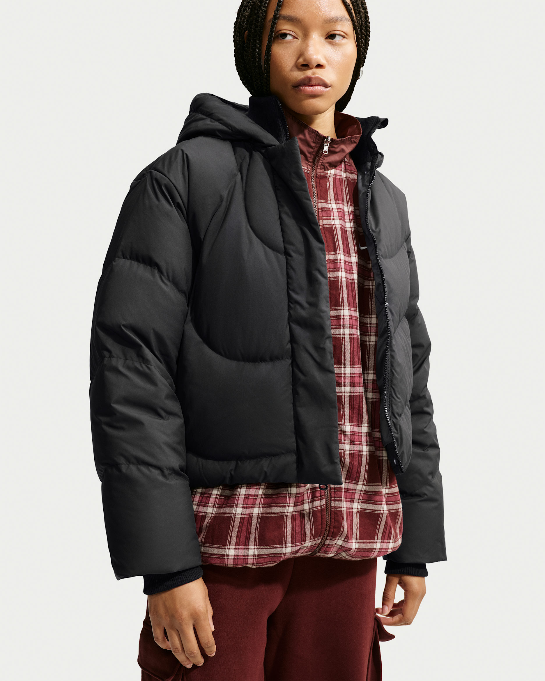 Nike Sportswear Swoosh Series Storm-FIT Daunenjacke mit Kapuze und weiter Passform (Damen) - Schwarz/Iron Grey/Schwarz