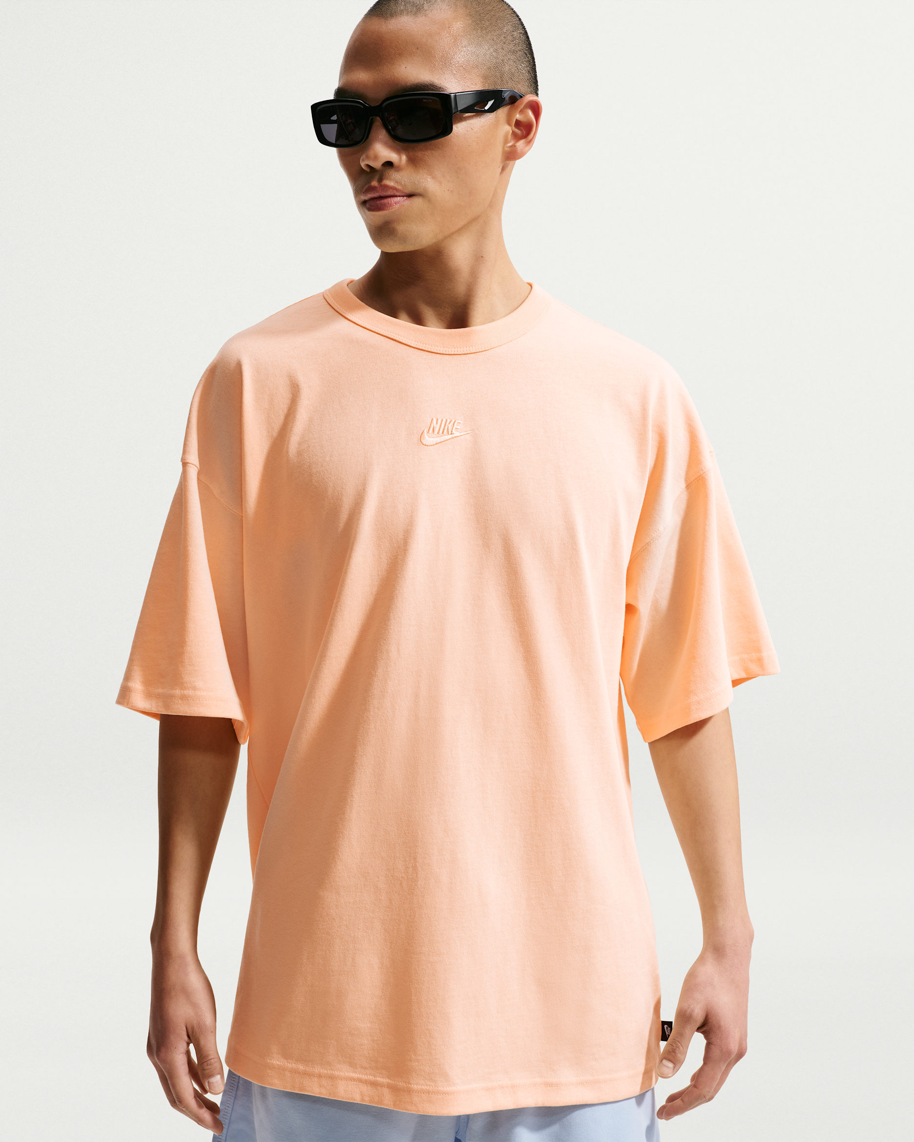 나이키 스포츠웨어 프리미엄 에센셜 남성 오버사이즈 티셔츠 - 아이스 피치