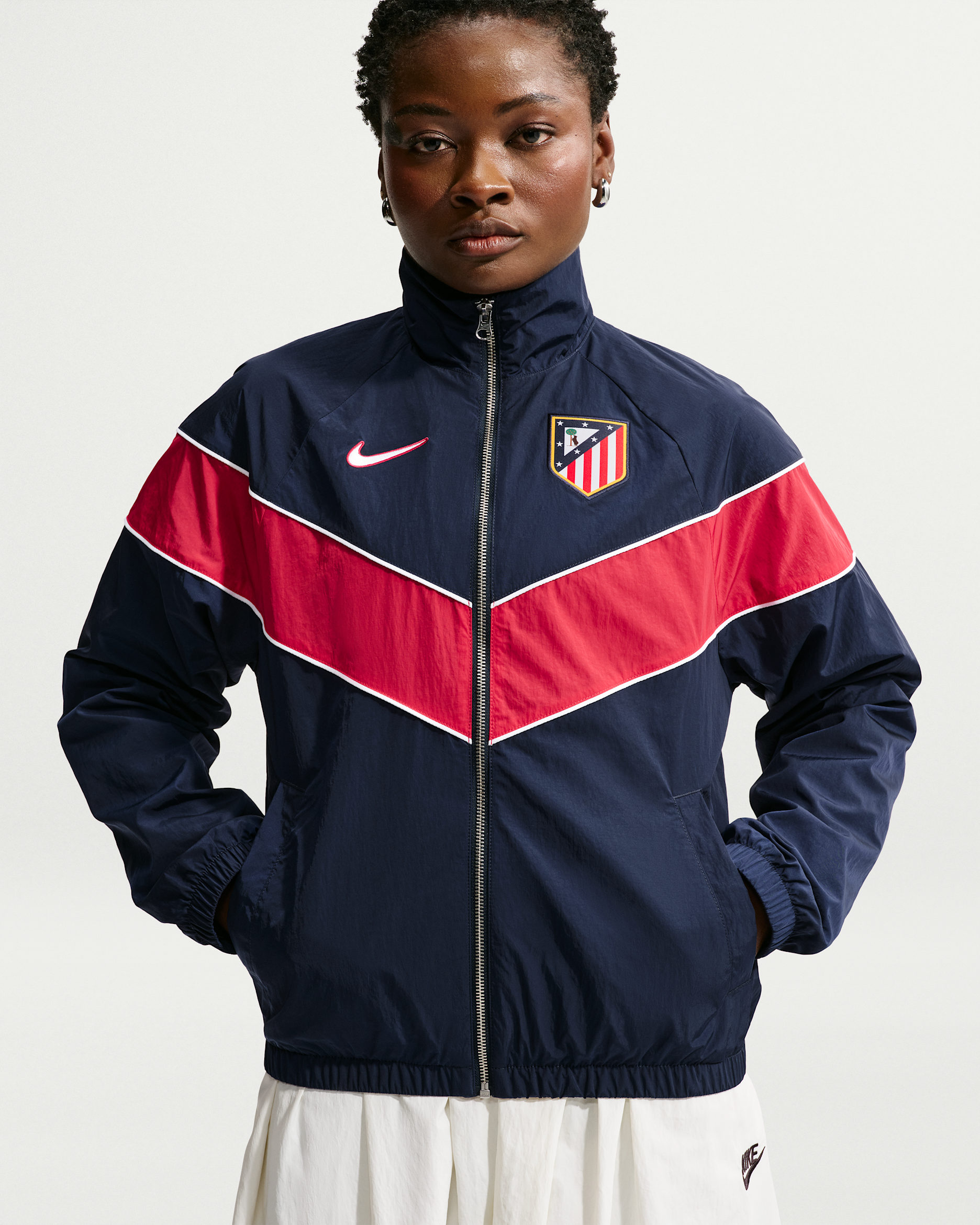 Tercera equipación Nike Windrunner Atlético de Madrid Chaqueta de tejido Woven y ajuste holgado con cremallera completa y protección UV - Mujer - Obsidian/Salsa Red/Blanco/Blanco