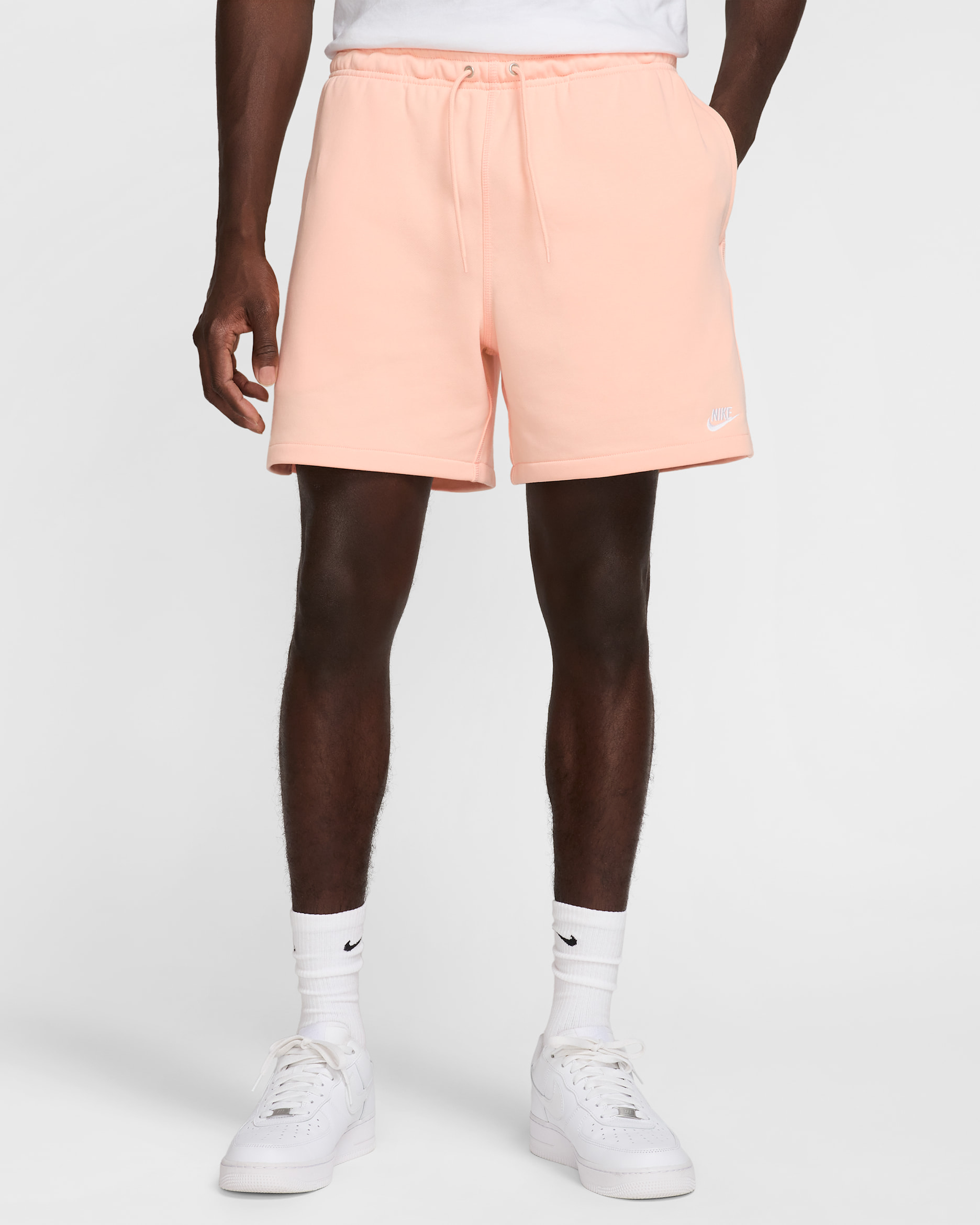 Shorts de French Terry Flow para hombre Nike Club - Coral lavado/Coral lavado/Blanco