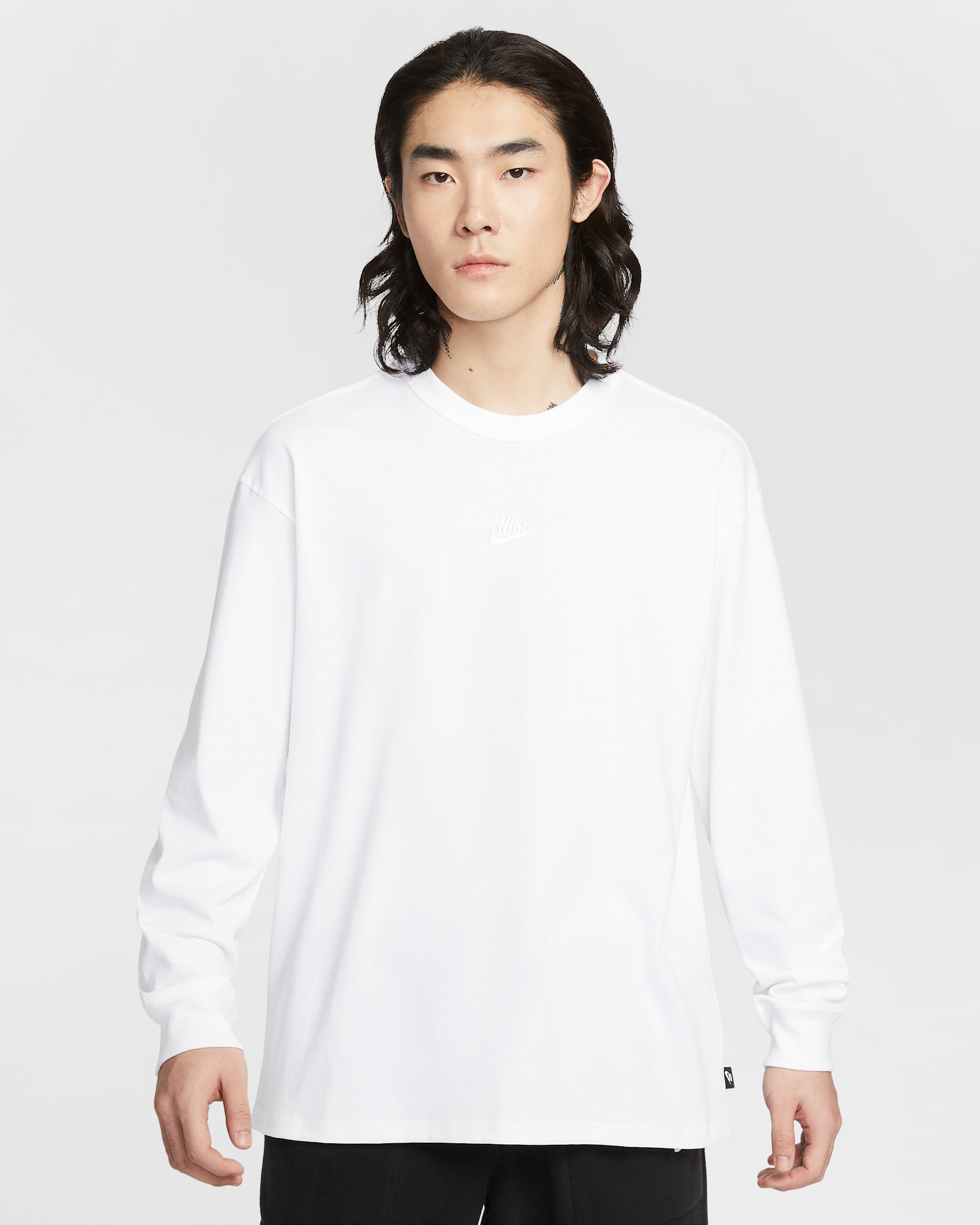 เสื้อยืดแขนยาวผู้ชาย Nike Sportswear Premium Essentials - ขาว