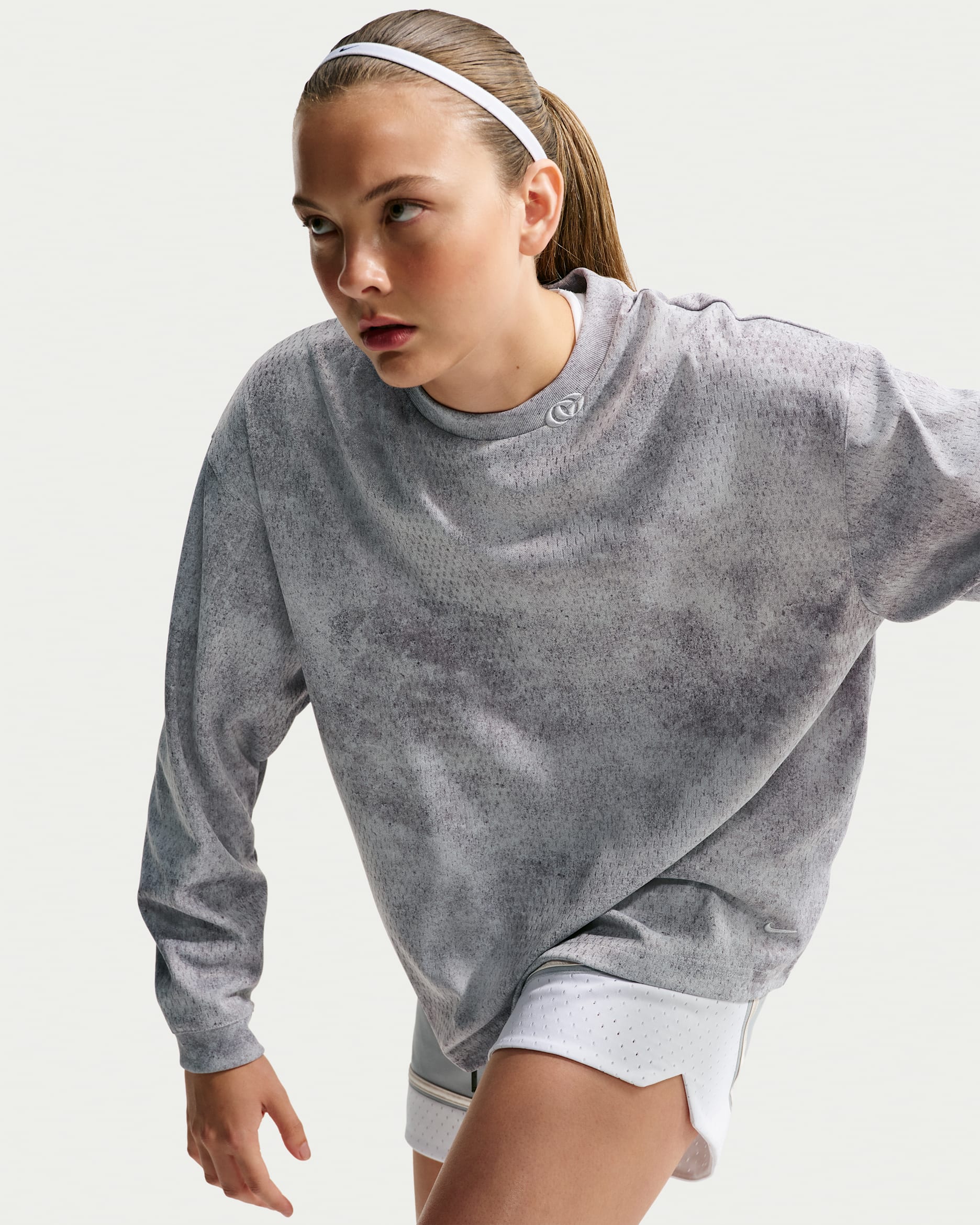 Playera de básquetbol de manga larga Dri-FIT para mujer Caitlin Standard Issue - Gris lobo/Gris lobo
