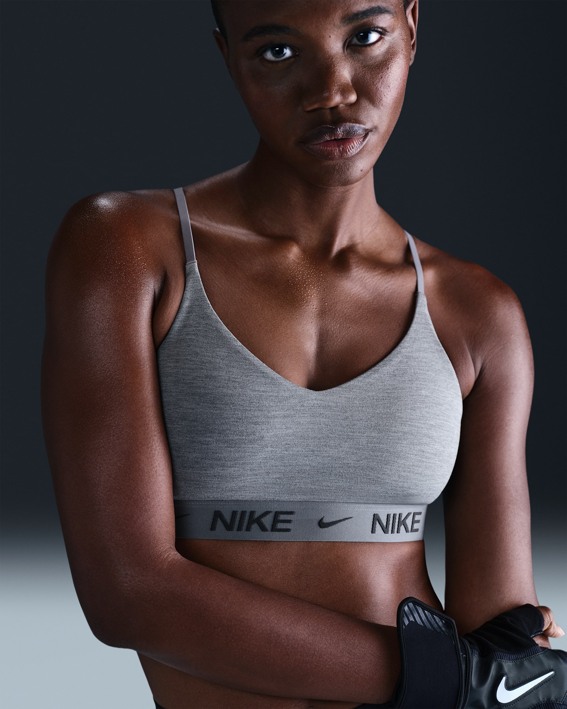 Bra deportivo ajustable con almohadillas para mujer Nike Indy Light Support - Gris humo/Puro