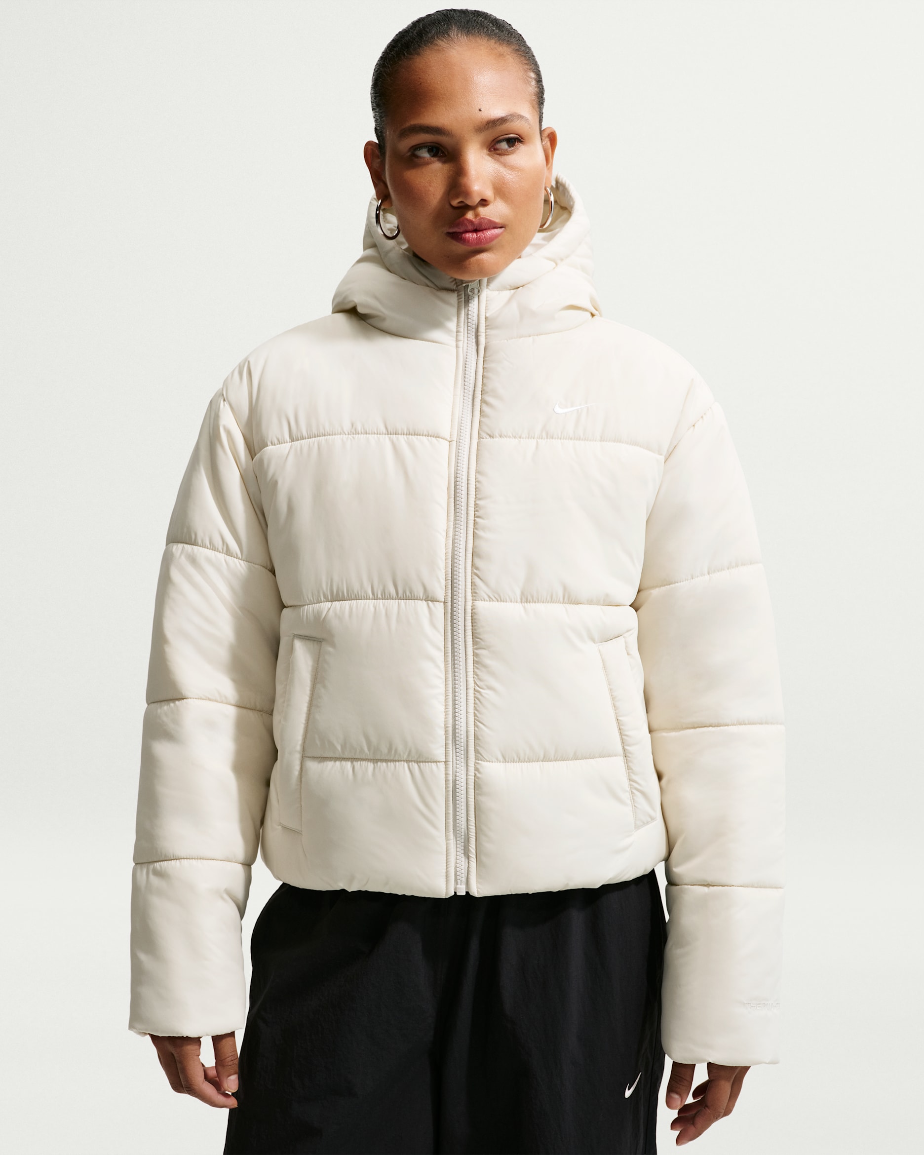 Nike Sportswear Classic Therma-FIT ledig boblejakke med hette til dame - Light Bone/Hvit