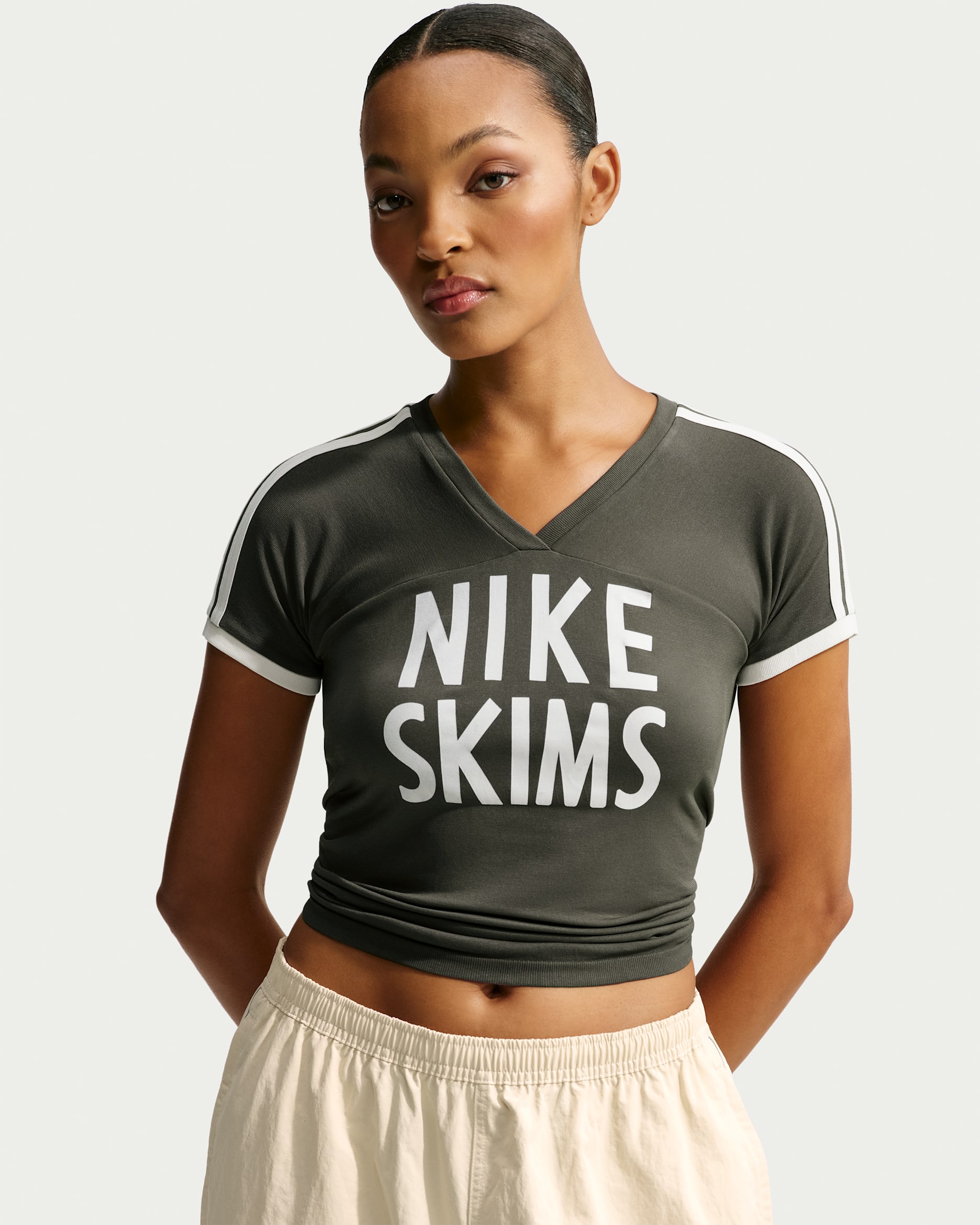 NikeSKIMS Stretch Knit kortermet dameoverdel med V-hals - NSKM Boulder/NSKM Ecru