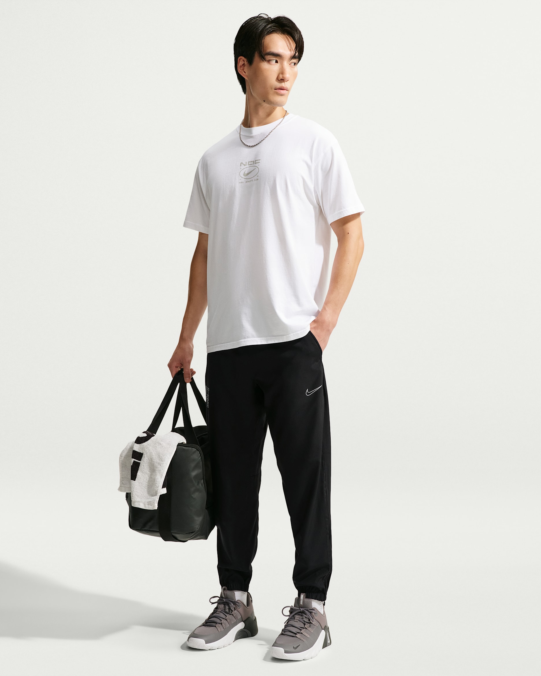 Pants versátiles Dri-FIT de pierna entallada para hombre Nike Form - Negro/Blanco