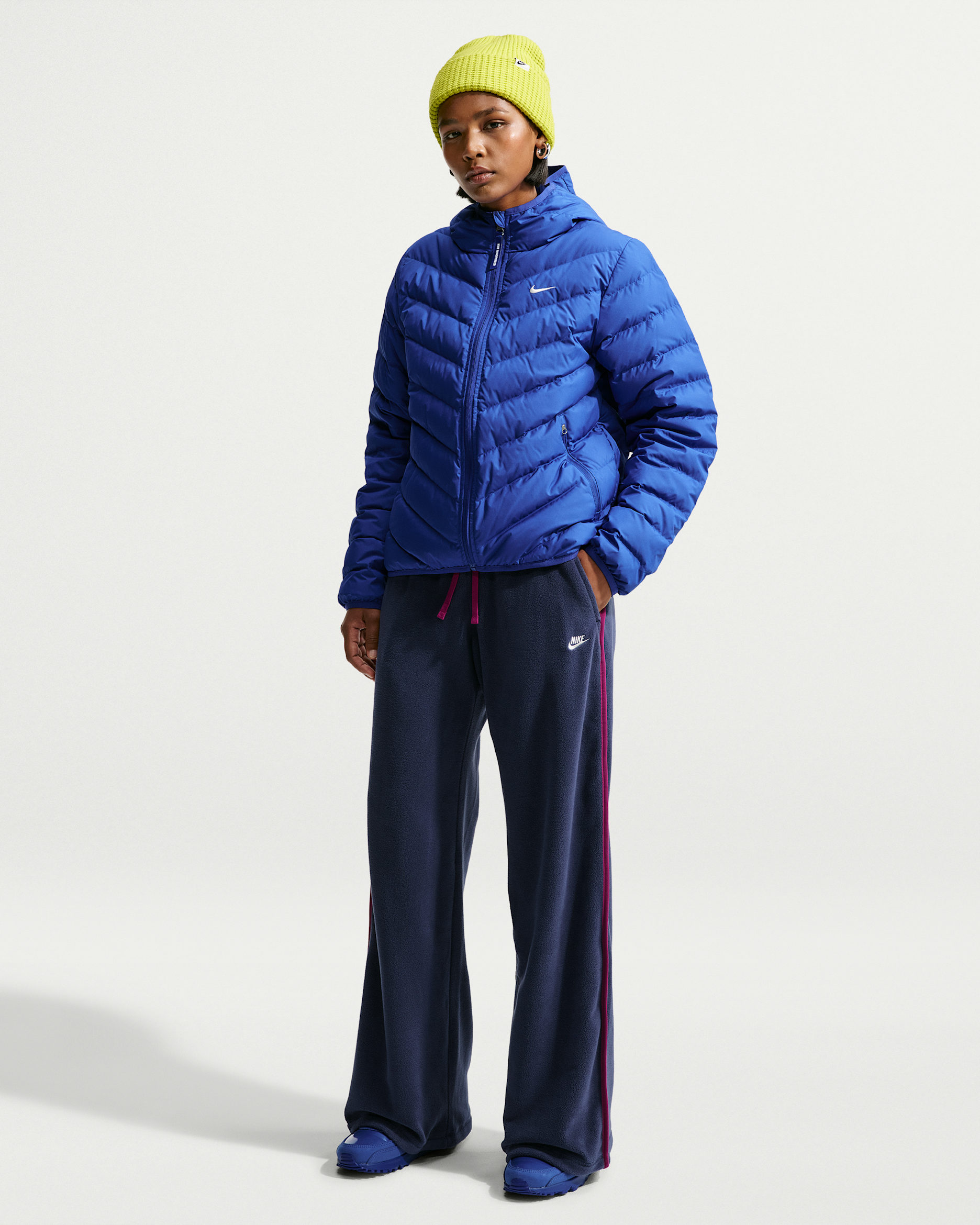 Pants de tiro medio Therma-FIT con dobladillo abierto para mujer Nike Sportswear - Azul marino medianoche/Baya genuino/Baya genuino/Vela