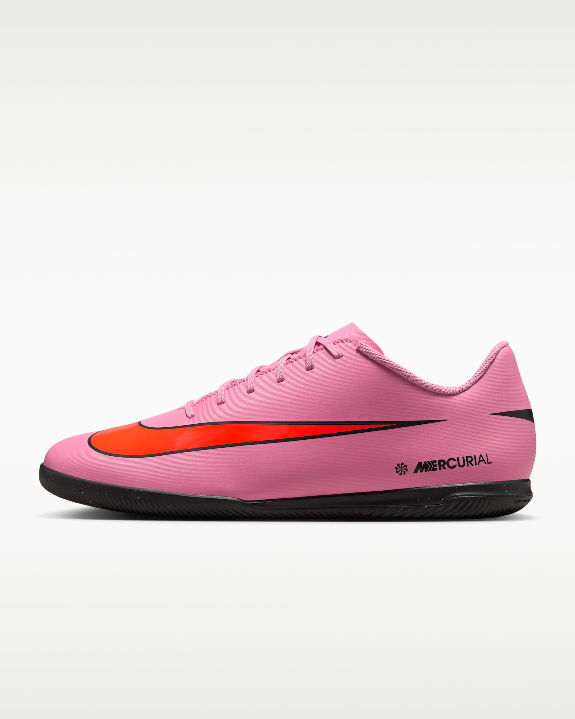 Tacos de fútbol para cancha cubierta de corte low Nike Mercurial Vapor 16 Club - Flamenco mágico/Carmesí total/Negro