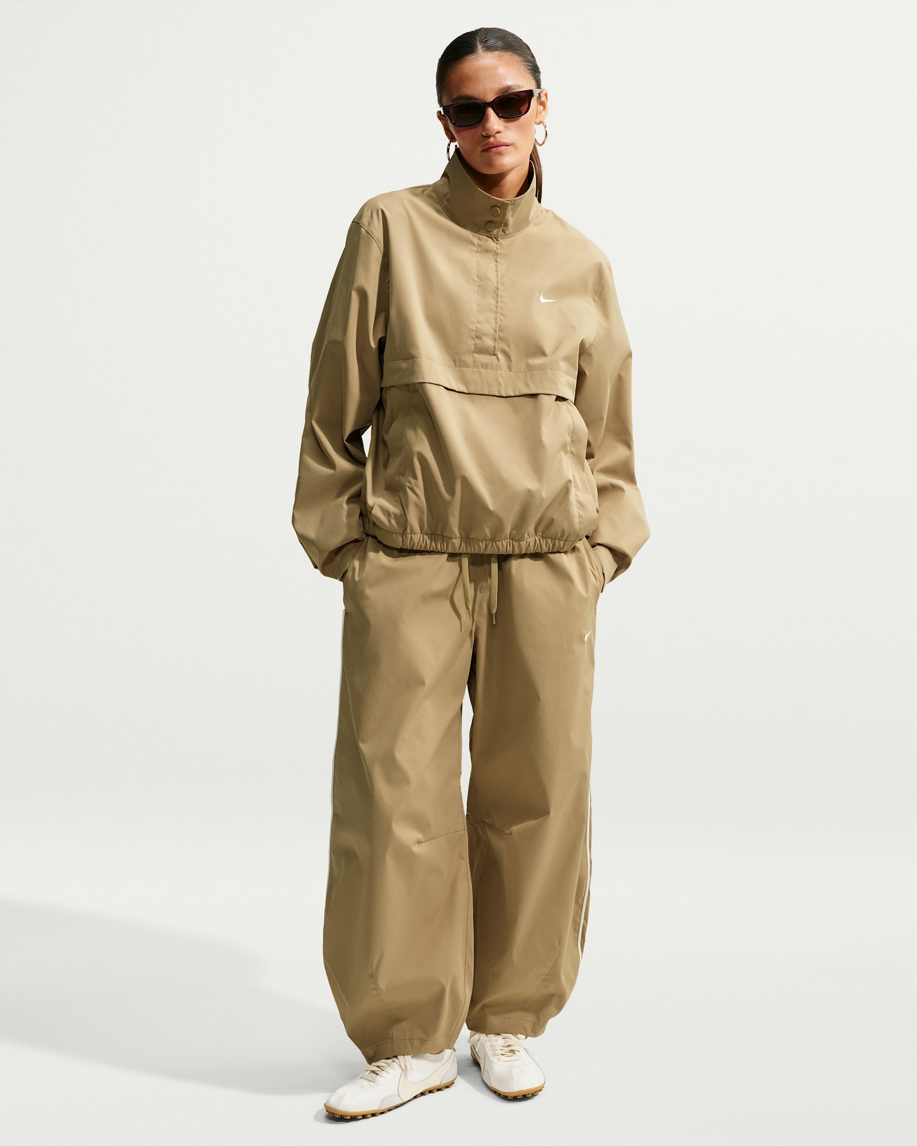 Tønneformet Nike Sportswear-bukse med mellomhøyt liv og ledig passform til dame - Parachute Beige/Sail/Sail