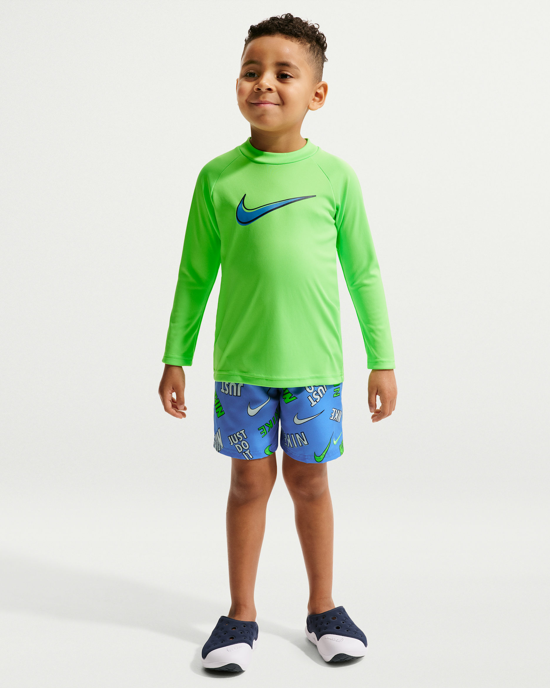 Shorts de playa o alberca con forro de ropa interior de 13 cm para niño talla pequeña Nike Swim Breaker Logo Tape - Azul cristal/Azul marino medianoche/Azul cristal/Verde voltaje