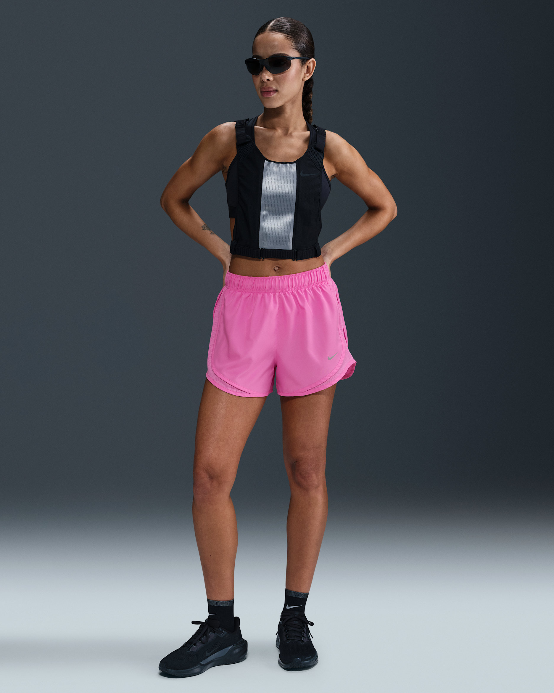 Shorts de correr Dri-FIT de tiro medio con forro de ropa interior para mujer Nike Tempo - Rosa alegre/Rosa alegre/Rosa alegre