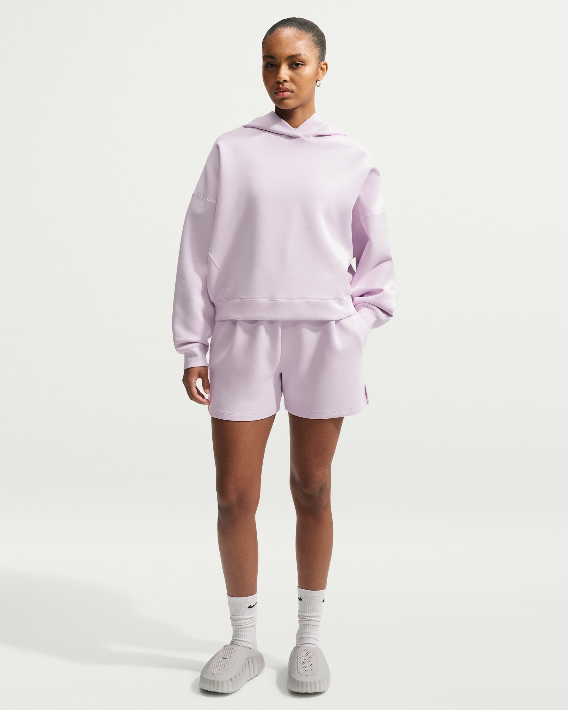 Damskie luźne spodenki ze średnim stanem 10 cm Dri-FIT Nike 24.7 ImpossiblySoft - Bleached Lilac/Platinum Violet