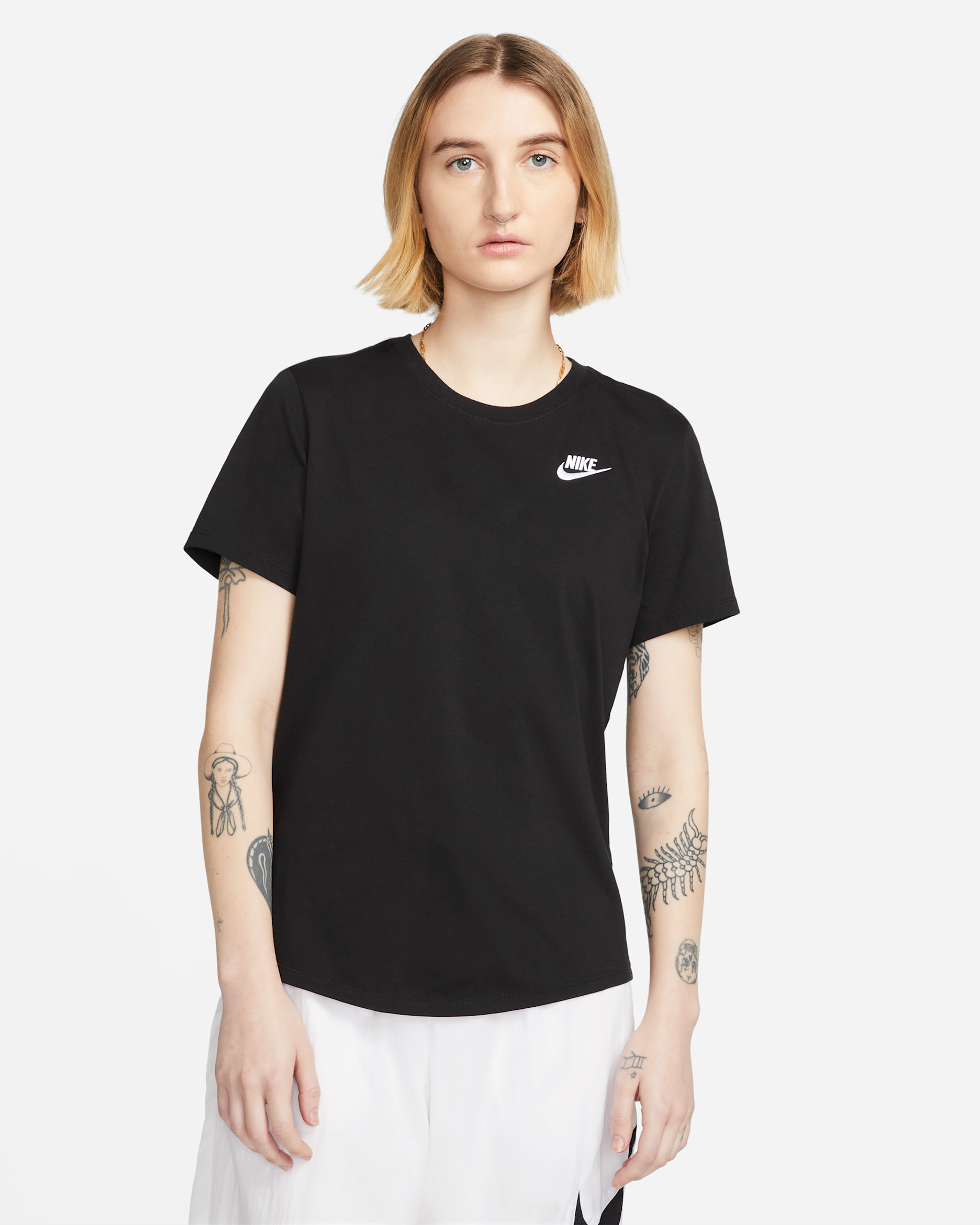 Nike Sportswear Club Essentials Kadın Tişörtü - Siyah/Beyaz