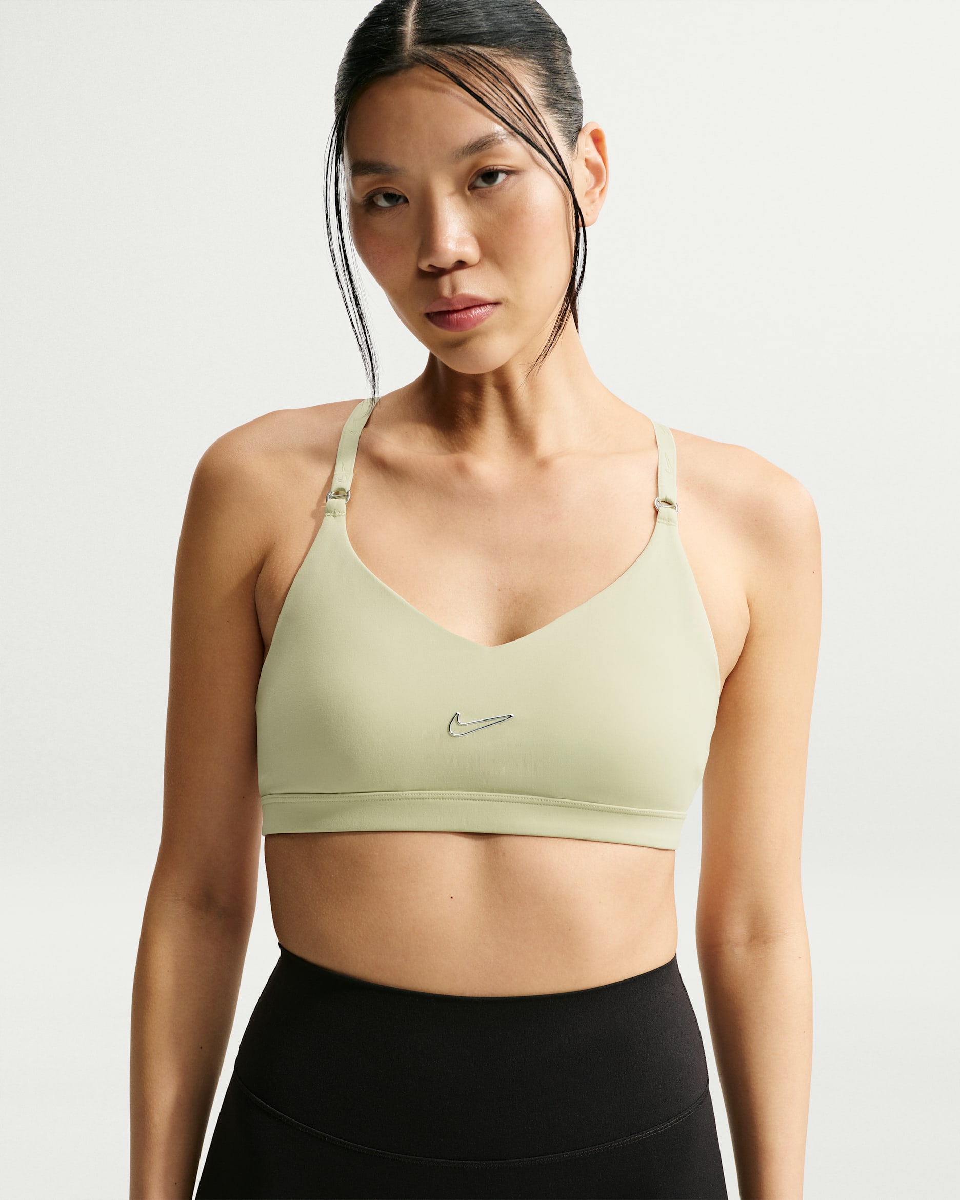 Damski stanik sportowy z regulacją i wkładkami zapewniający lekkie wsparcie Nike Indy - Olive Aura