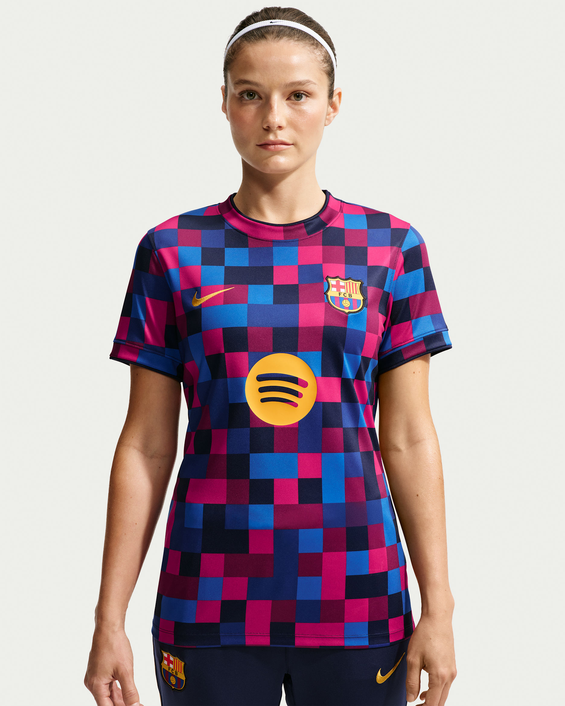 Playera de futbol Nike Dri-FIT para antes del partido para mujer, FC Barcelona - Rojo noble/Rojo noble/Azul oscuro/Amarillo mineral