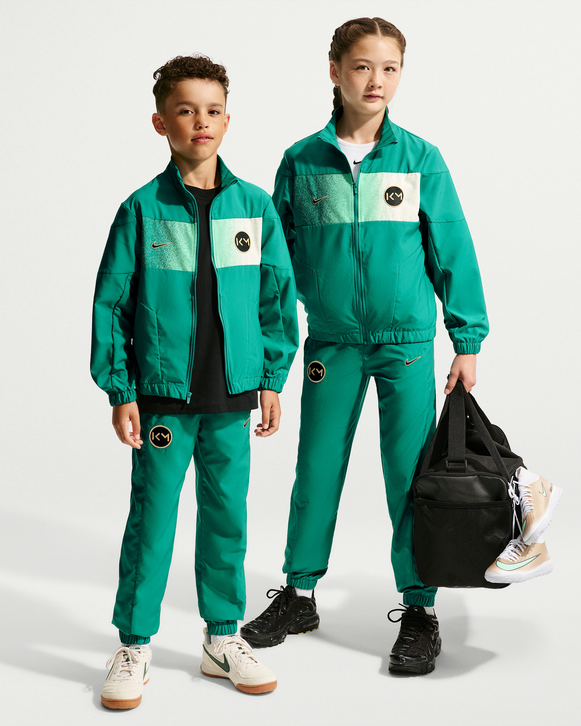 Kylian Mbappé Older Kids' Nike Football Woven Tracksuit - Rio Teal/Metallic Gold