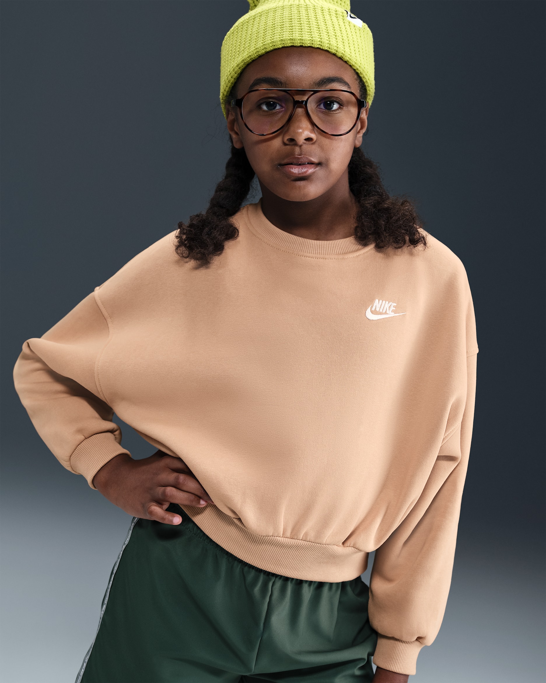 Sudadera de cuello redondo Dri-FIT de corte cuadrado para niña Nike Sportswear Club Fleece - Cáñamo/Cáñamo/Blanco