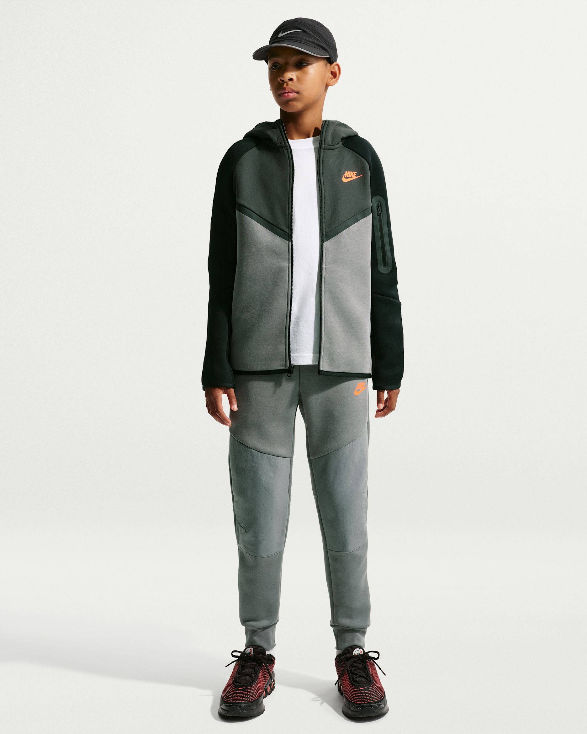 Nike Sportswear Tech Fleece Older Kids' Jogger - Smoke Grey/Bright Crimson